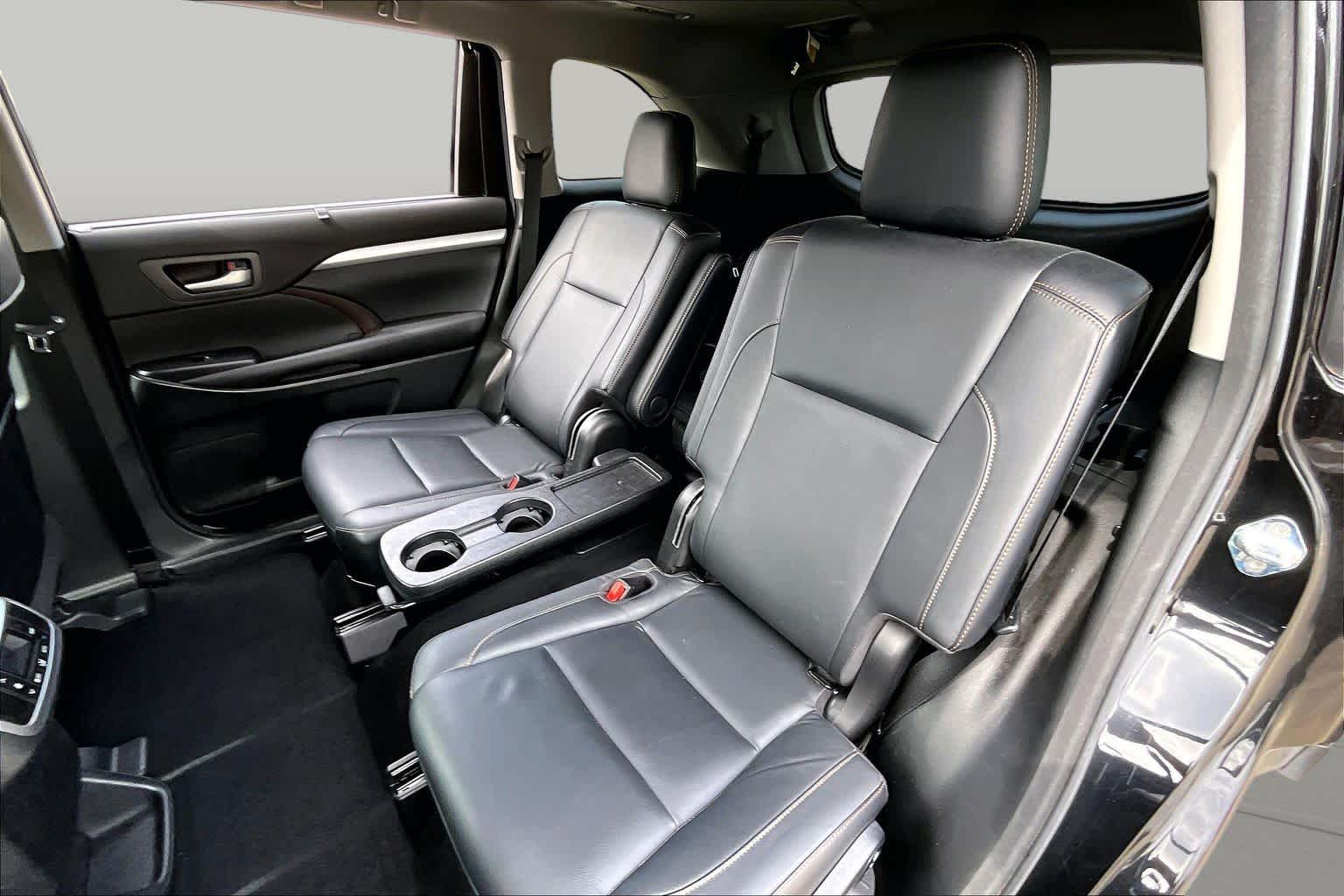 2017 Toyota Highlander photo 19 of 33