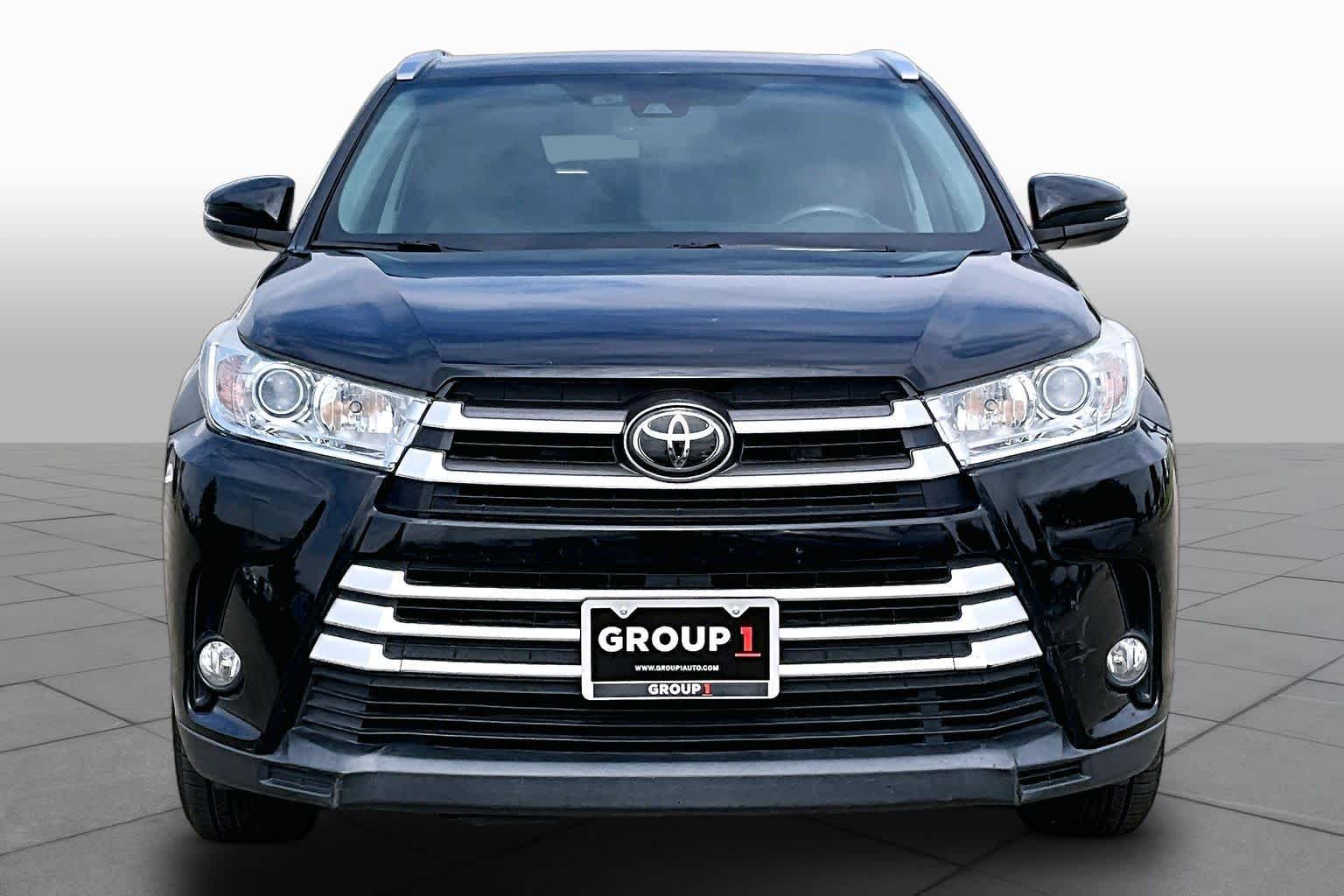 2017 Toyota Highlander photo 4 of 33