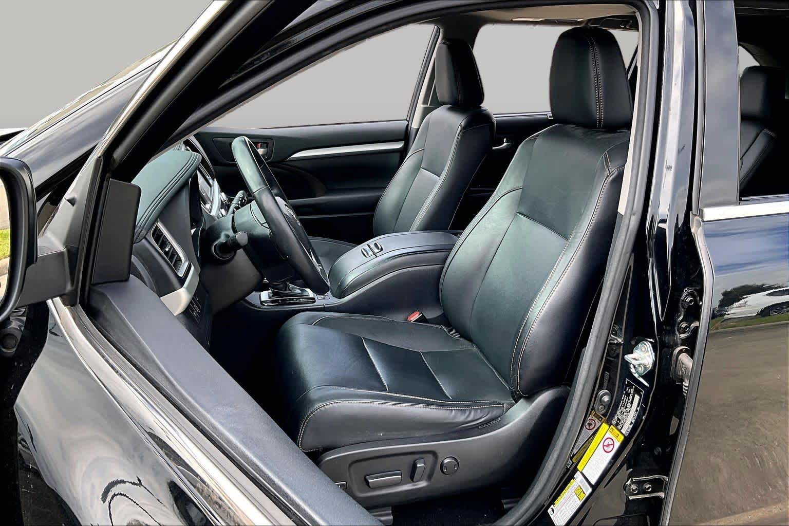 2017 Toyota Highlander photo 7 of 33