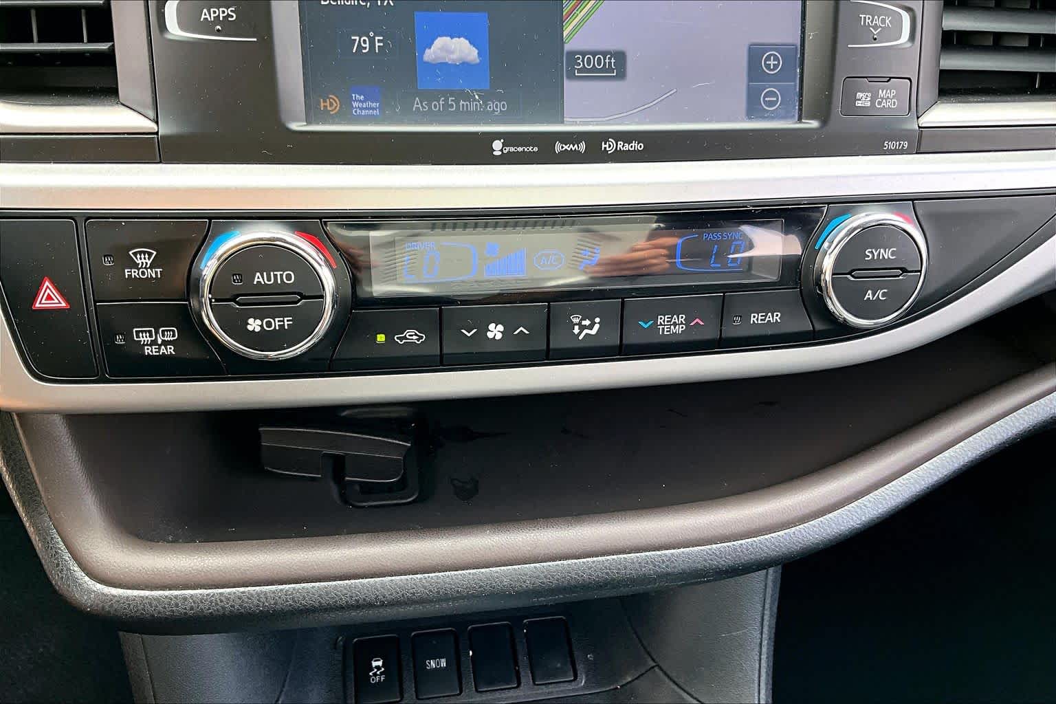 2017 Toyota Highlander photo 31 of 33