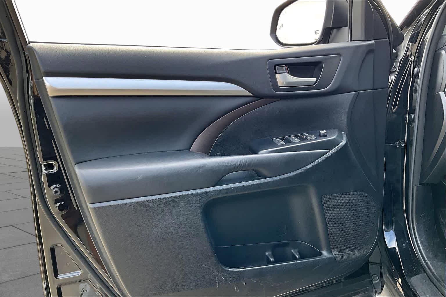 2017 Toyota Highlander photo 20 of 33