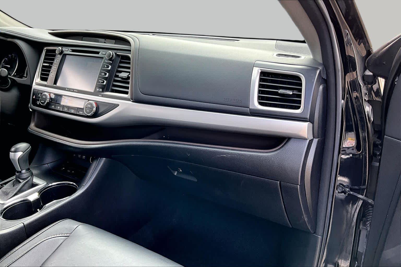 2017 Toyota Highlander photo 17 of 33