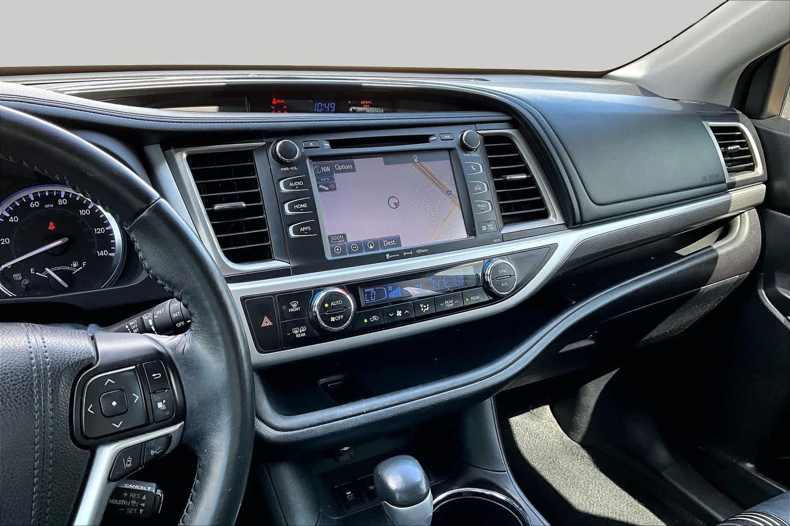 2018 Toyota Highlander SE Blizzard Pearl at AutoNation USA Katy