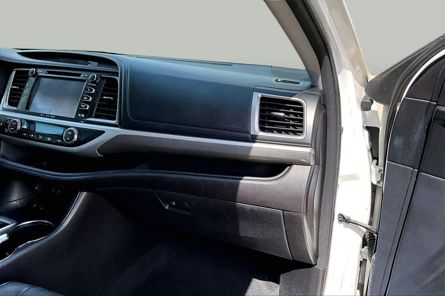 2018 Toyota Highlander SE Blizzard Pearl at AutoNation USA Katy