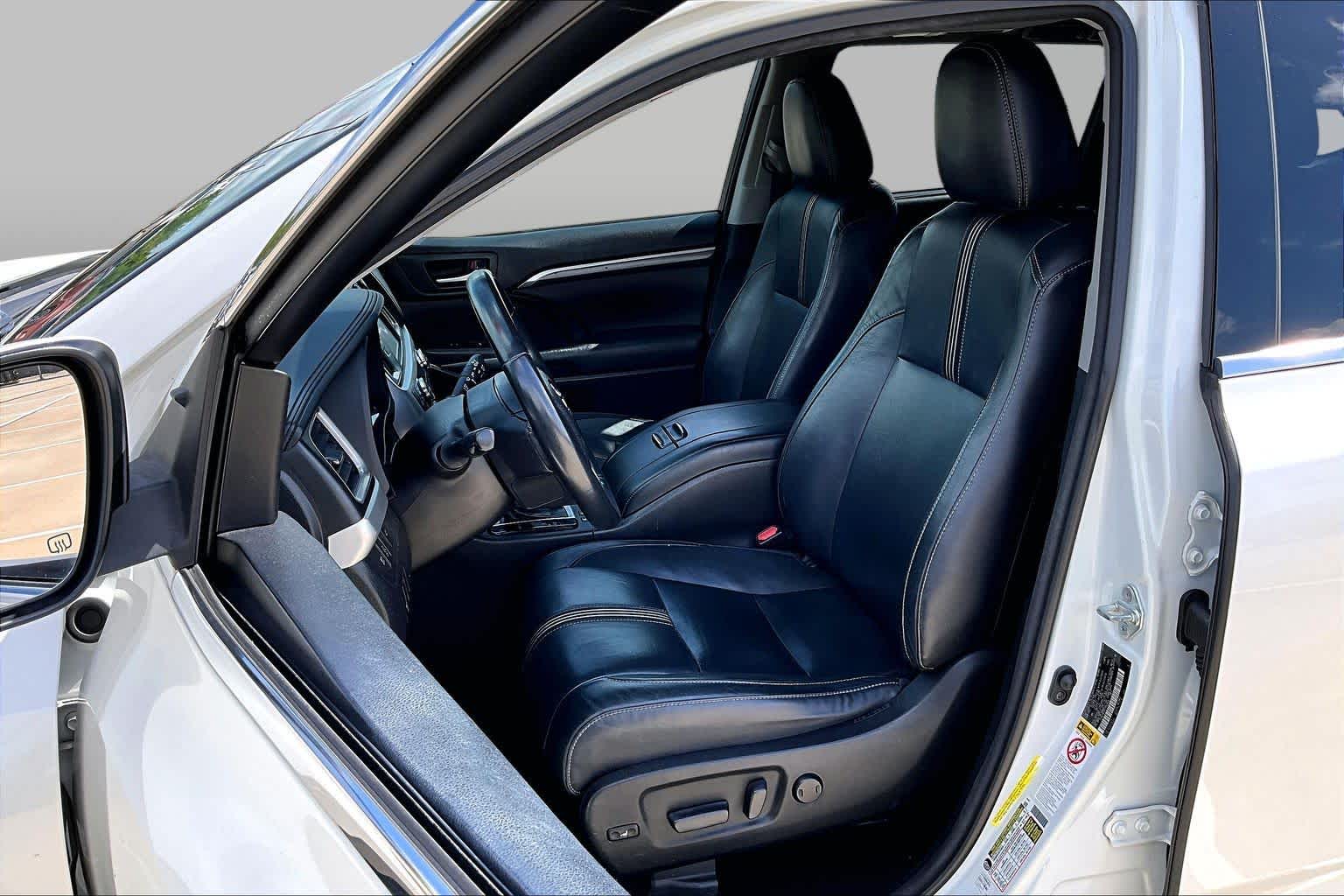 2018 Toyota Highlander SE Blizzard Pearl at AutoNation USA Katy
