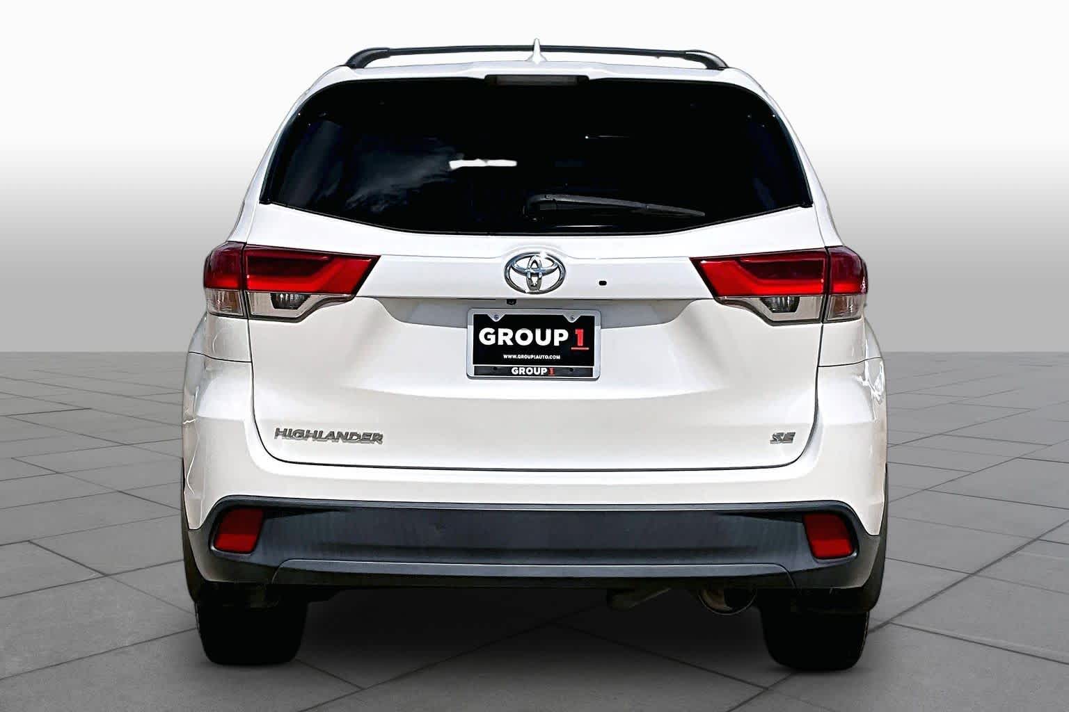 2018 Toyota Highlander SE Blizzard Pearl at AutoNation USA Katy