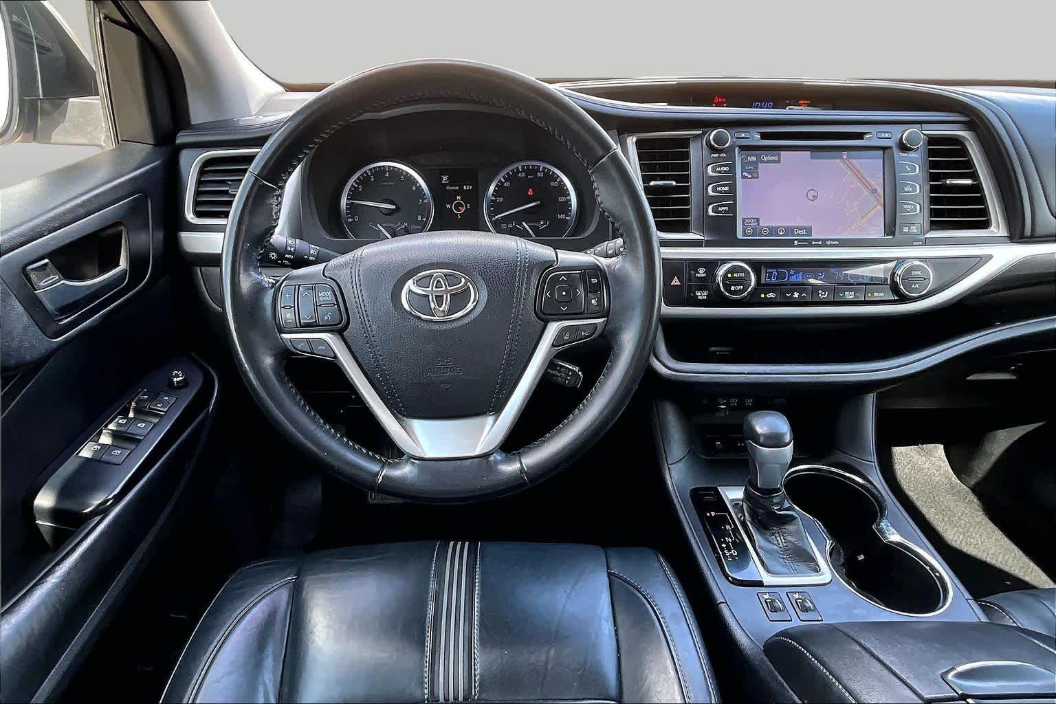 2018 Toyota Highlander SE Blizzard Pearl at AutoNation USA Katy
