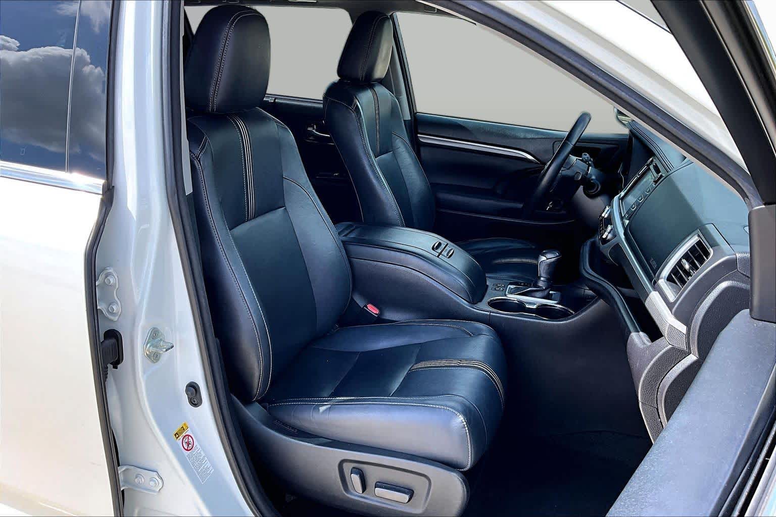 2018 Toyota Highlander SE Blizzard Pearl at AutoNation USA Katy