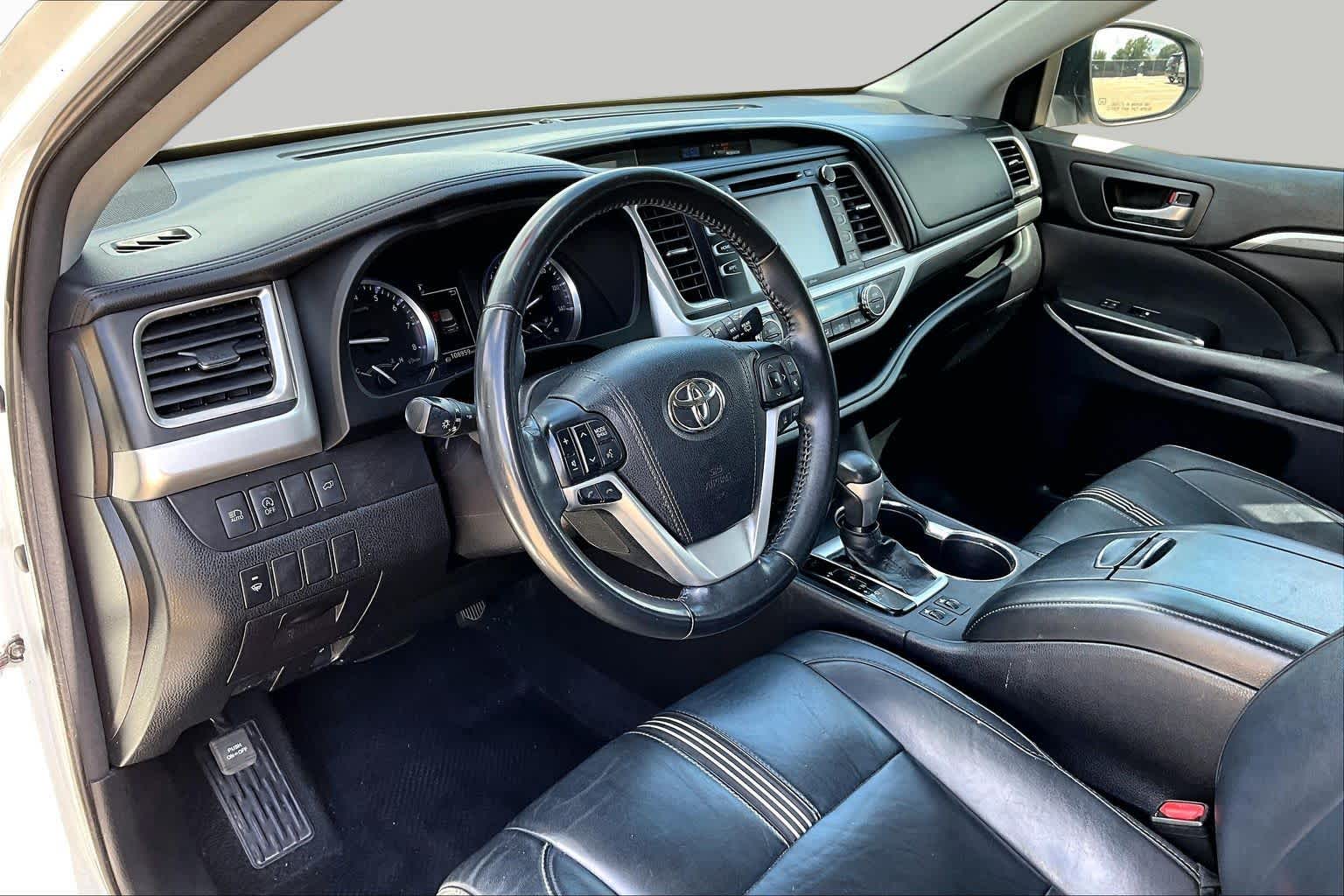 2018 Toyota Highlander SE Blizzard Pearl at AutoNation USA Katy