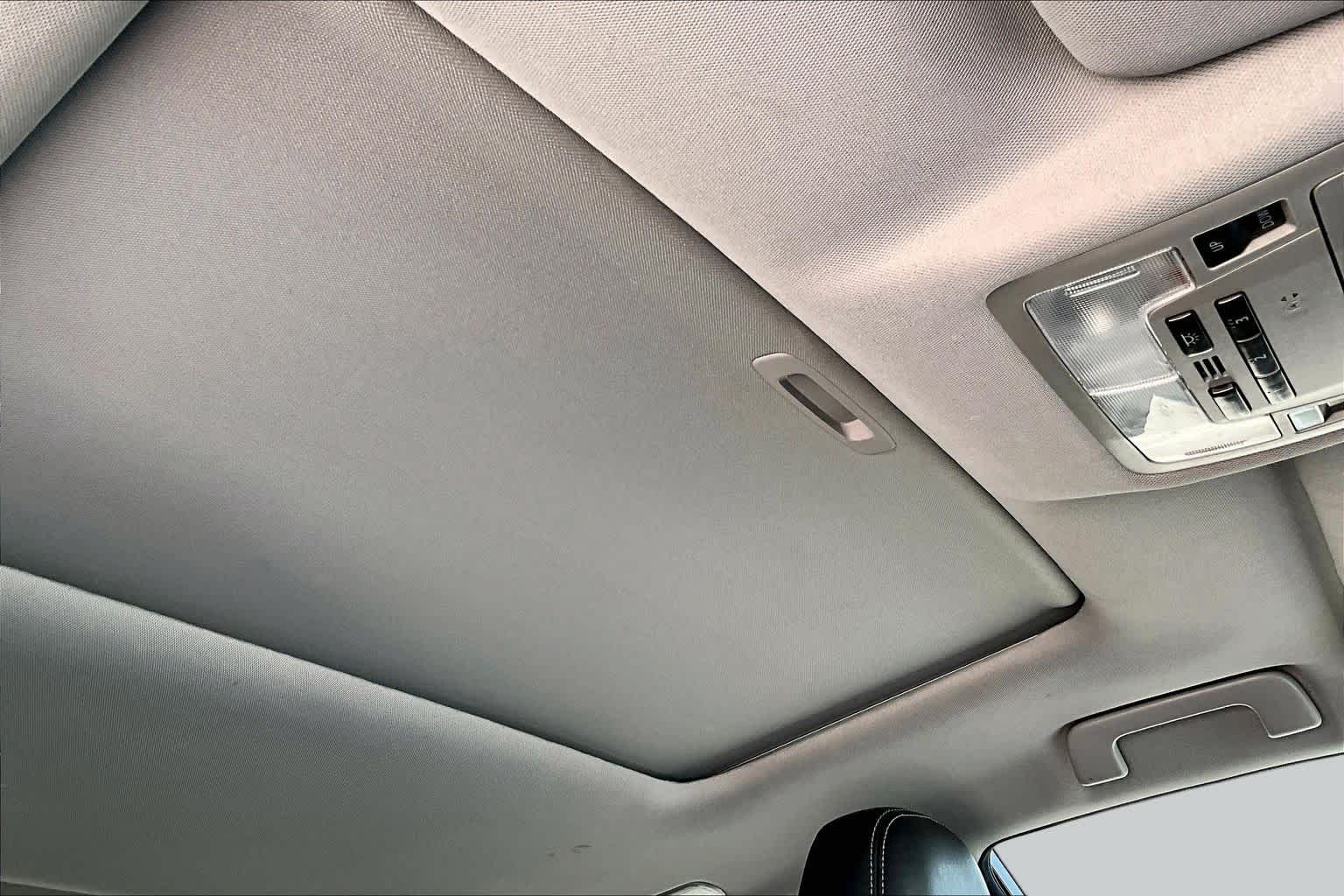 2018 Toyota Highlander SE Blizzard Pearl at AutoNation USA Katy