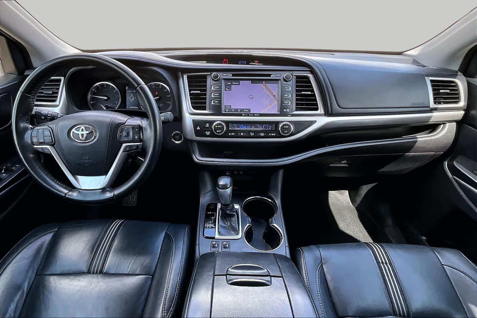 2018 Toyota Highlander SE Blizzard Pearl at AutoNation USA Katy