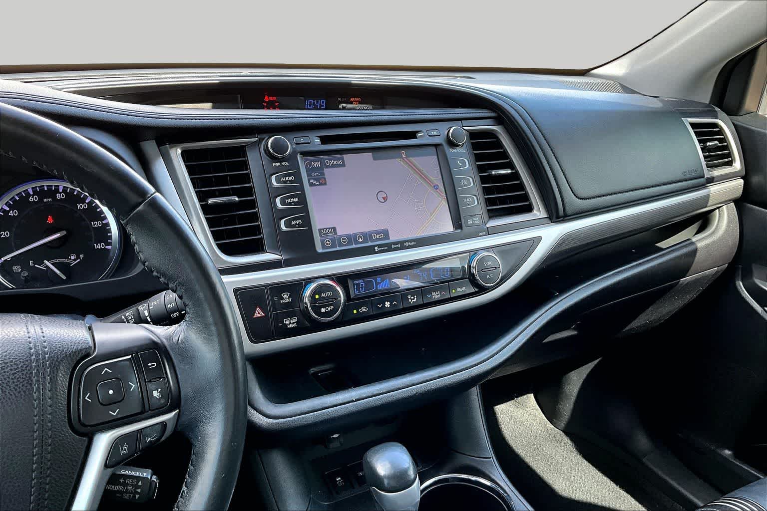 2018 Toyota Highlander SE Blizzard Pearl at Group 1 Toyota Southwest