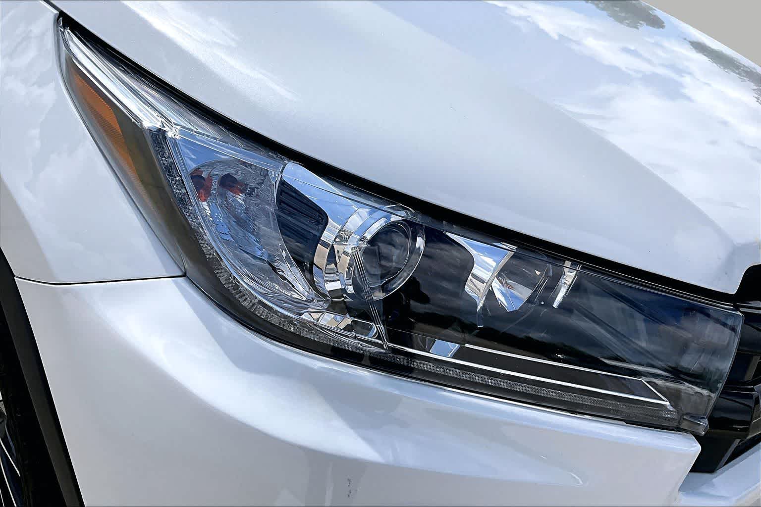 2018 Toyota Highlander SE Blizzard Pearl at Group 1 Toyota Southwest