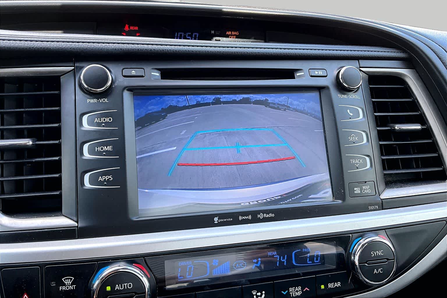 2018 Toyota Highlander SE Blizzard Pearl at Group 1 Toyota Southwest