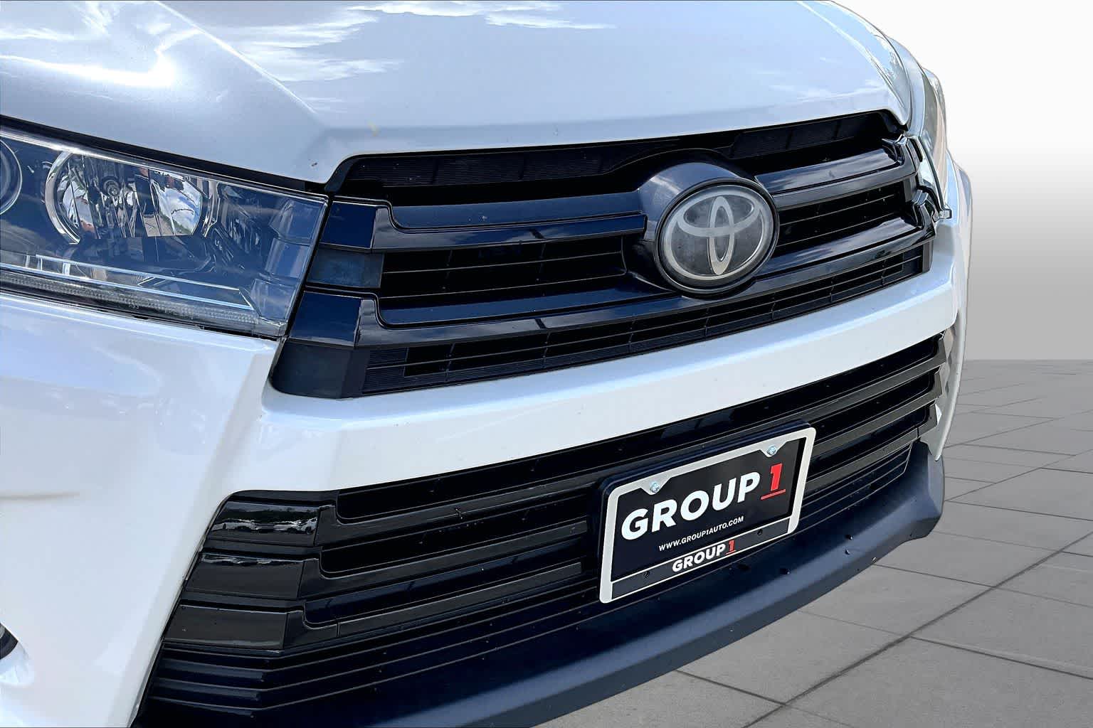 2018 Toyota Highlander SE Blizzard Pearl at Group 1 Toyota Southwest