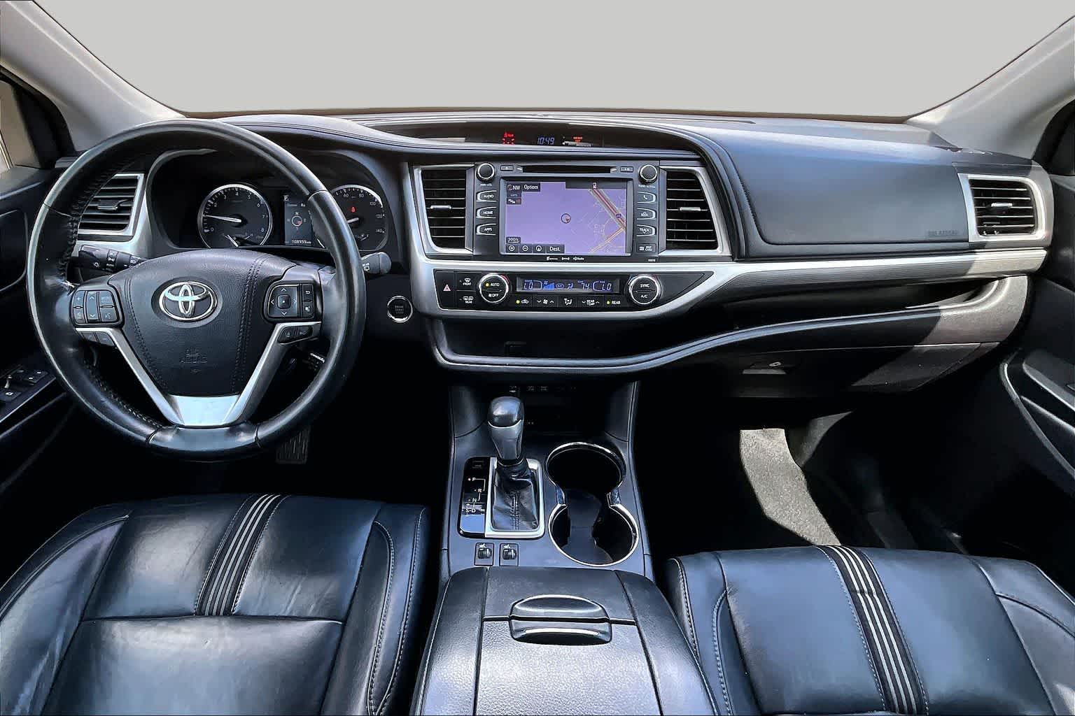 2018 Toyota Highlander SE Blizzard Pearl at Group 1 Toyota Southwest