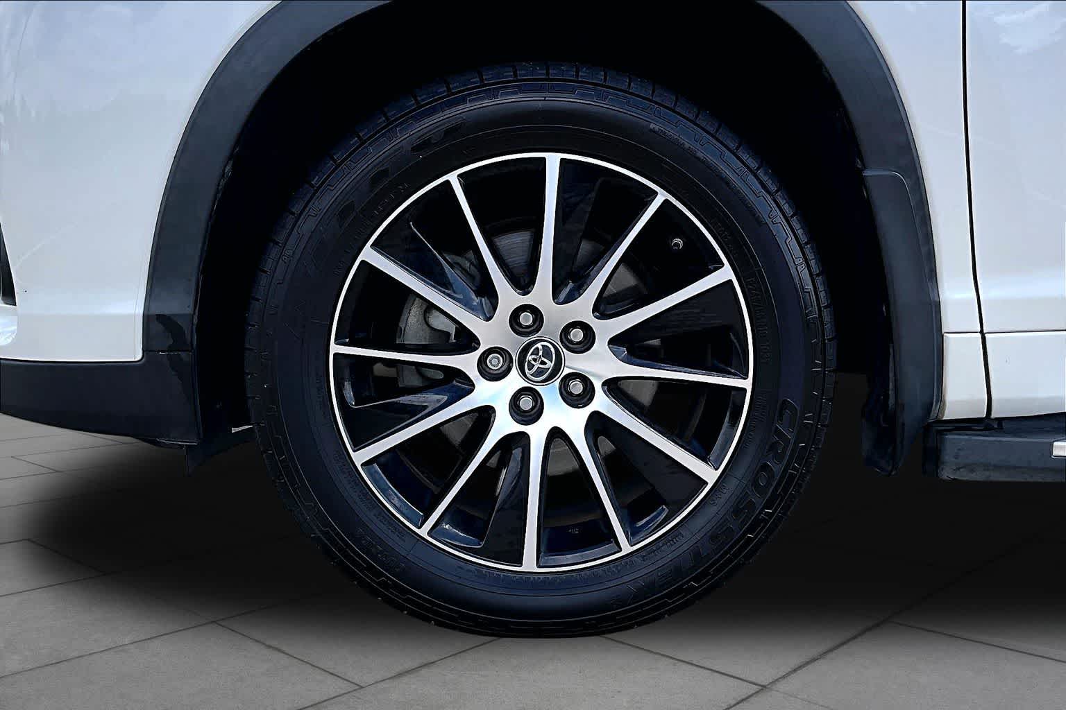 2018 Toyota Highlander SE Blizzard Pearl at Group 1 Toyota Southwest