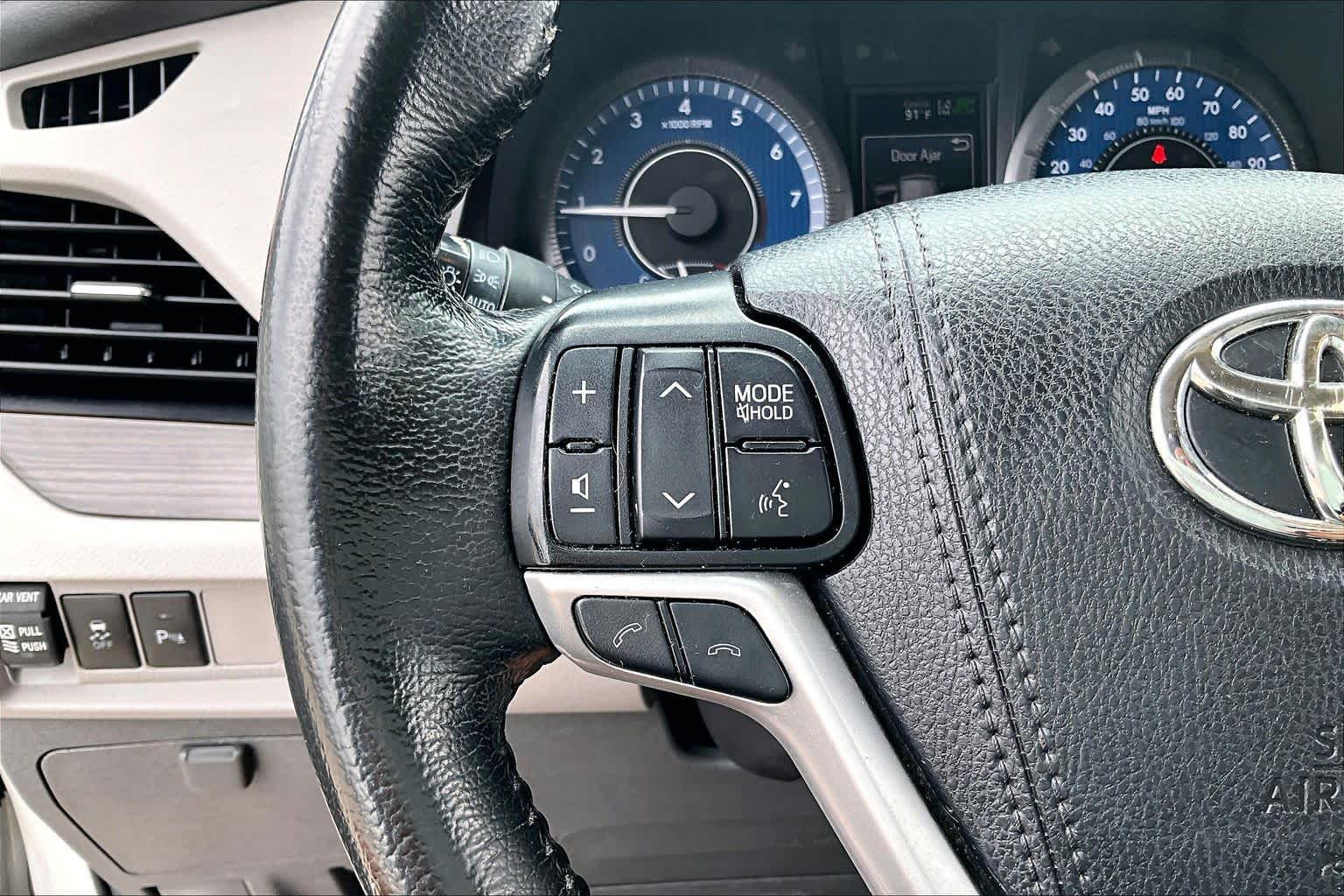 2020 Toyota Sienna XLE Premium Blizzard Pearl at AutoNation USA Katy