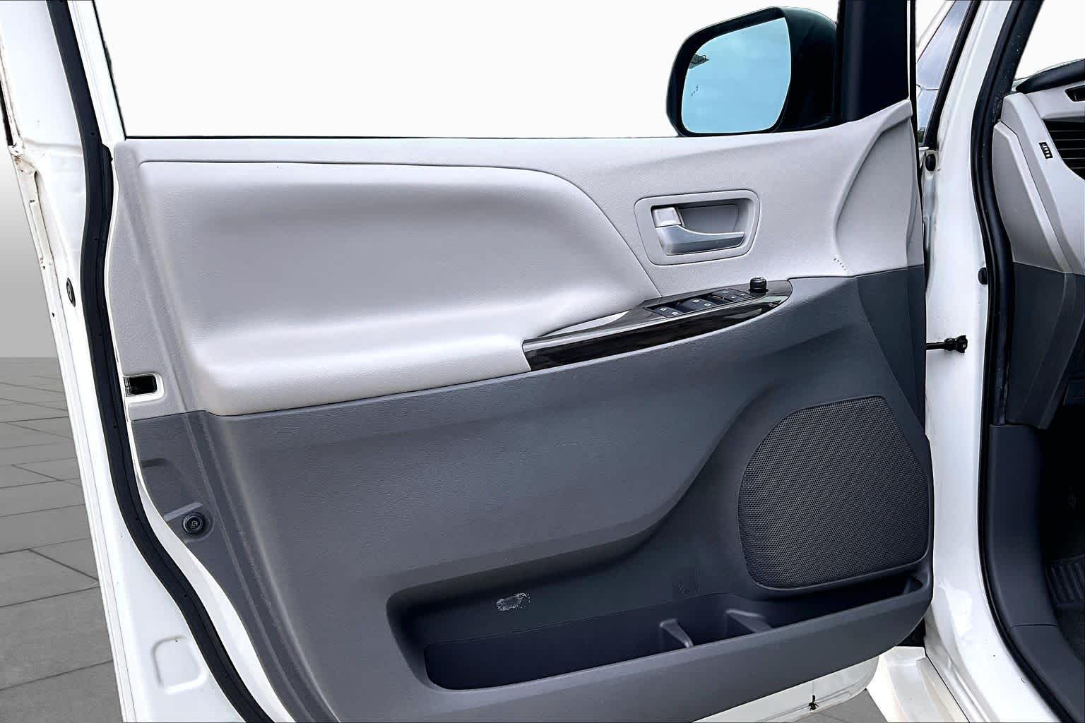 2020 Toyota Sienna XLE Premium Blizzard Pearl at AutoNation USA Katy