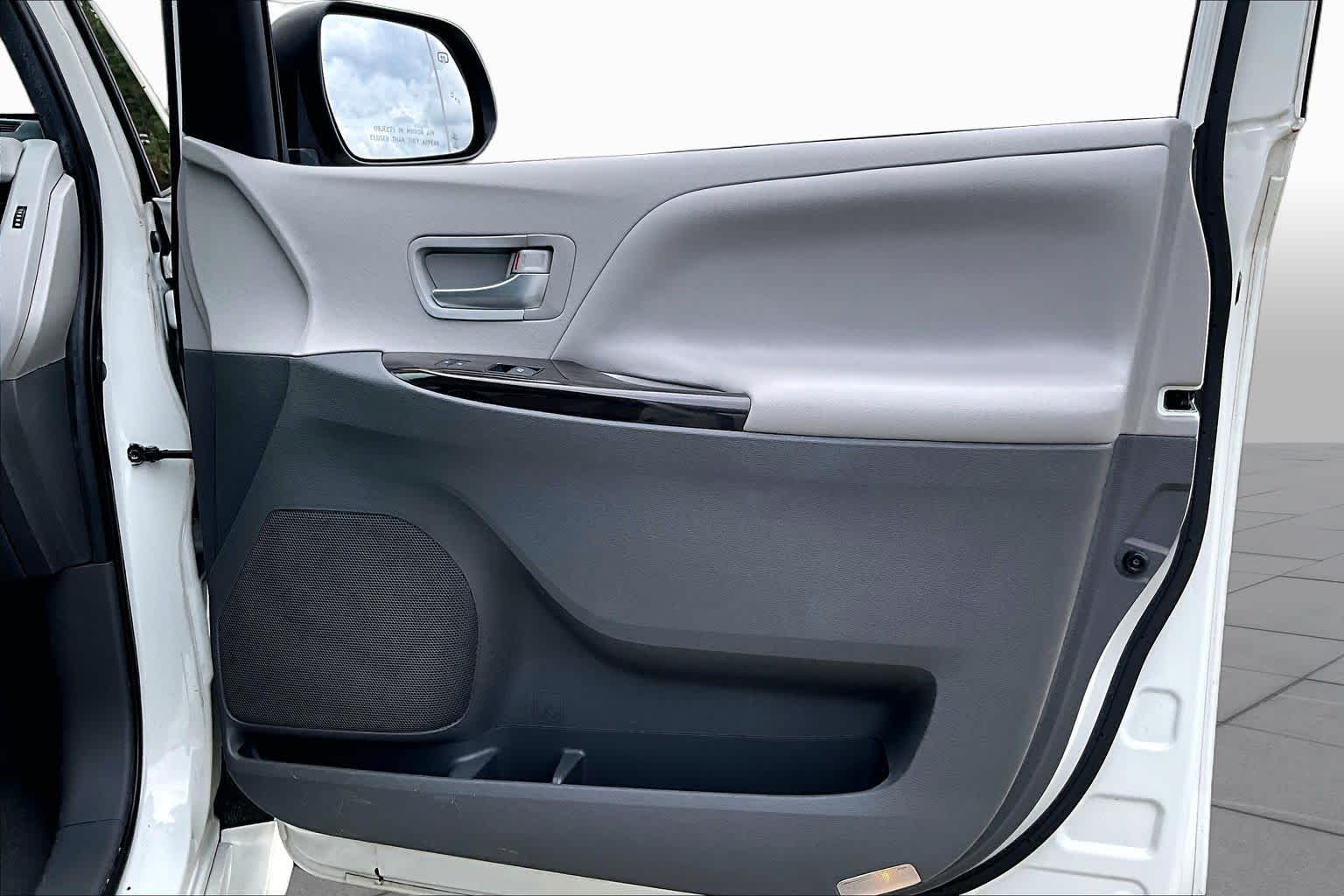 2020 Toyota Sienna XLE Premium Blizzard Pearl at AutoNation USA Katy