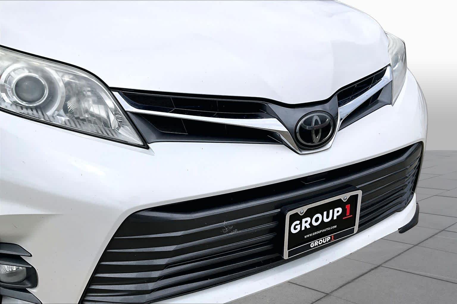 2020 Toyota Sienna XLE Premium Blizzard Pearl at AutoNation USA Katy