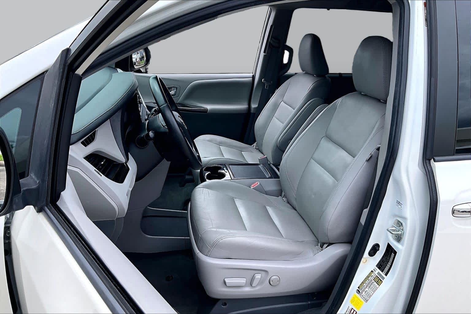 2020 Toyota Sienna XLE Premium Blizzard Pearl at AutoNation USA Katy