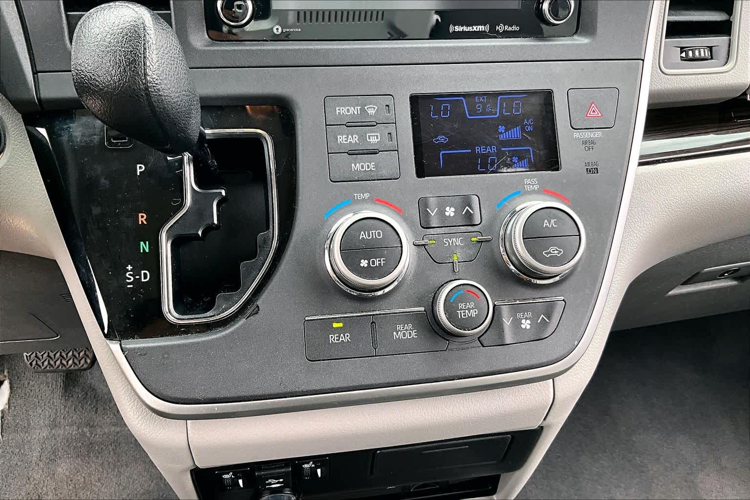 2020 Toyota Sienna XLE Premium Blizzard Pearl at AutoNation USA Katy