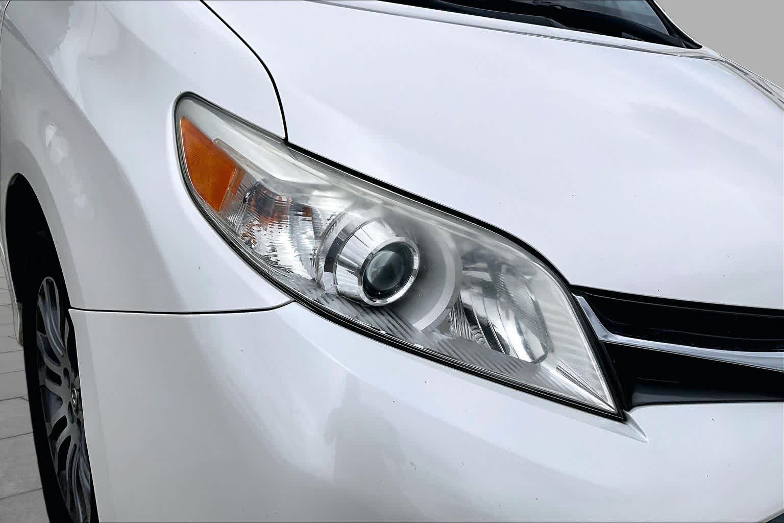 2020 Toyota Sienna XLE Premium Blizzard Pearl at AutoNation USA Katy