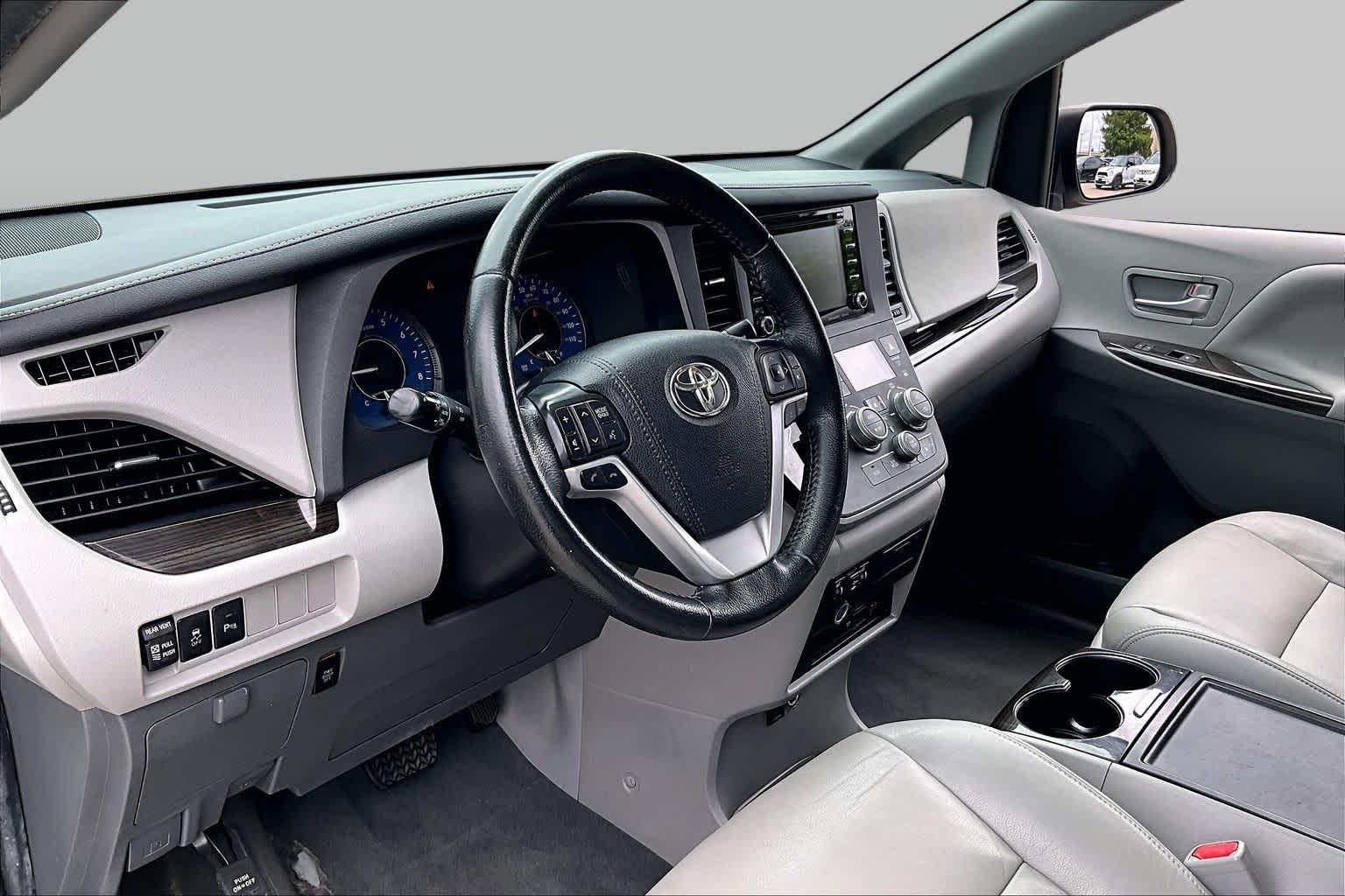 2020 Toyota Sienna XLE Premium Blizzard Pearl at AutoNation USA Katy