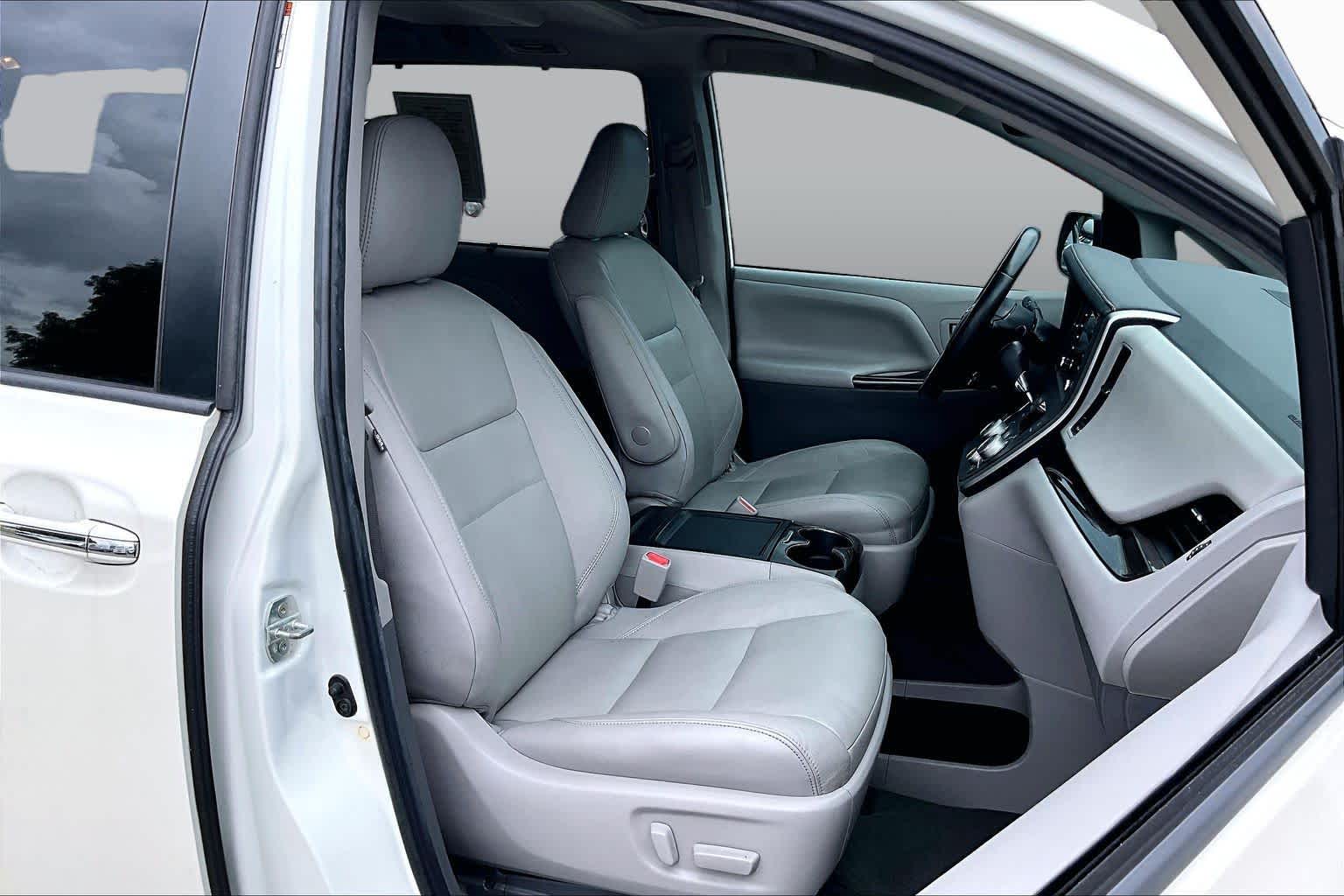 2020 Toyota Sienna XLE Premium Blizzard Pearl at AutoNation USA Katy