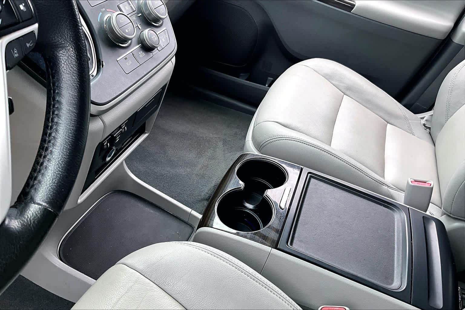 2020 Toyota Sienna XLE Premium Blizzard Pearl at AutoNation USA Katy