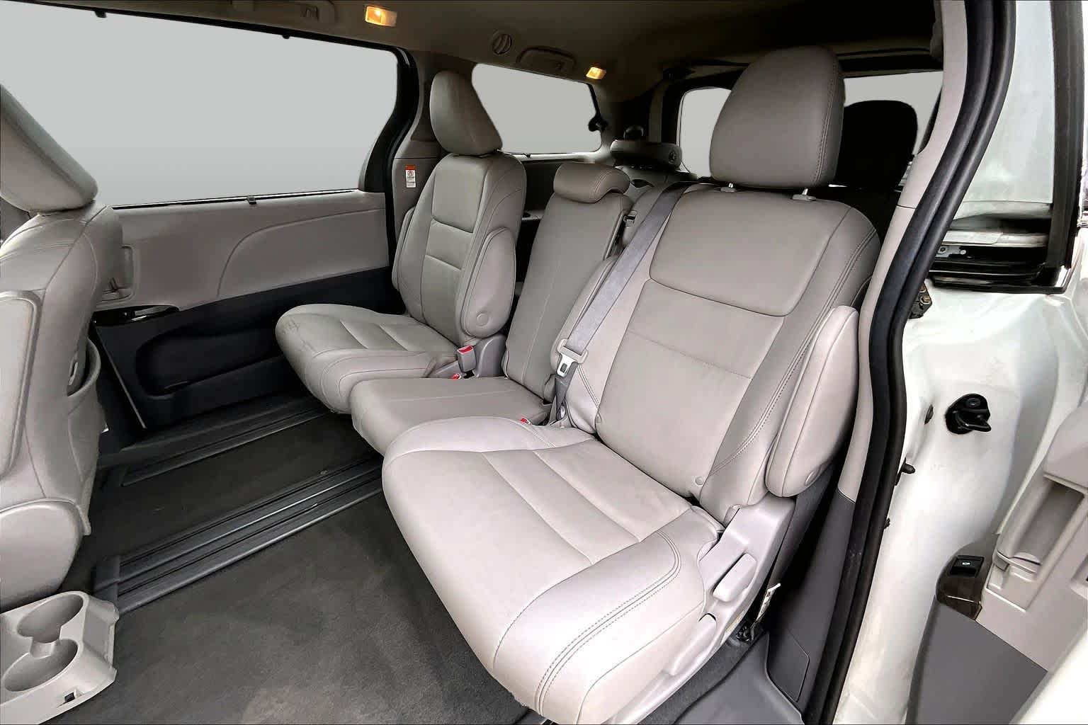 2020 Toyota Sienna XLE Premium Blizzard Pearl at AutoNation USA Katy