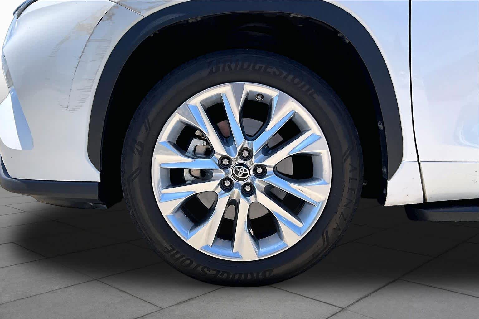 2021 Toyota Highlander Limited Blizzard Pearl at Group 1 Toyota Southwest