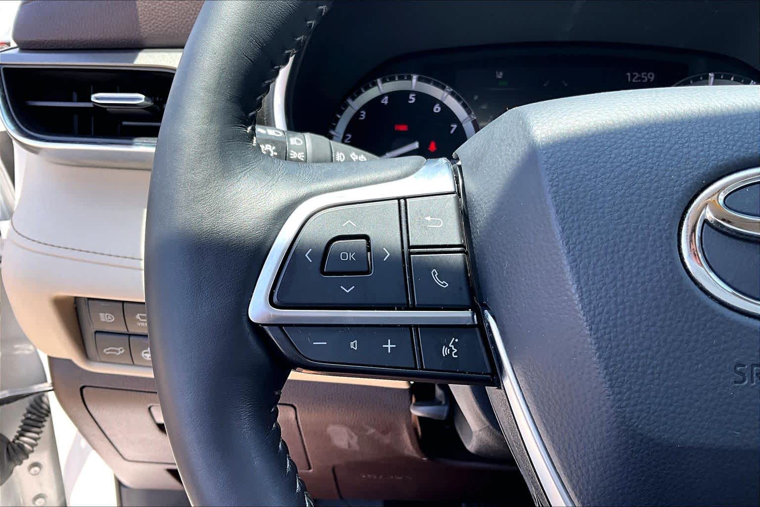 2021 Toyota Highlander Limited Blizzard Pearl at Group 1 Toyota Southwest