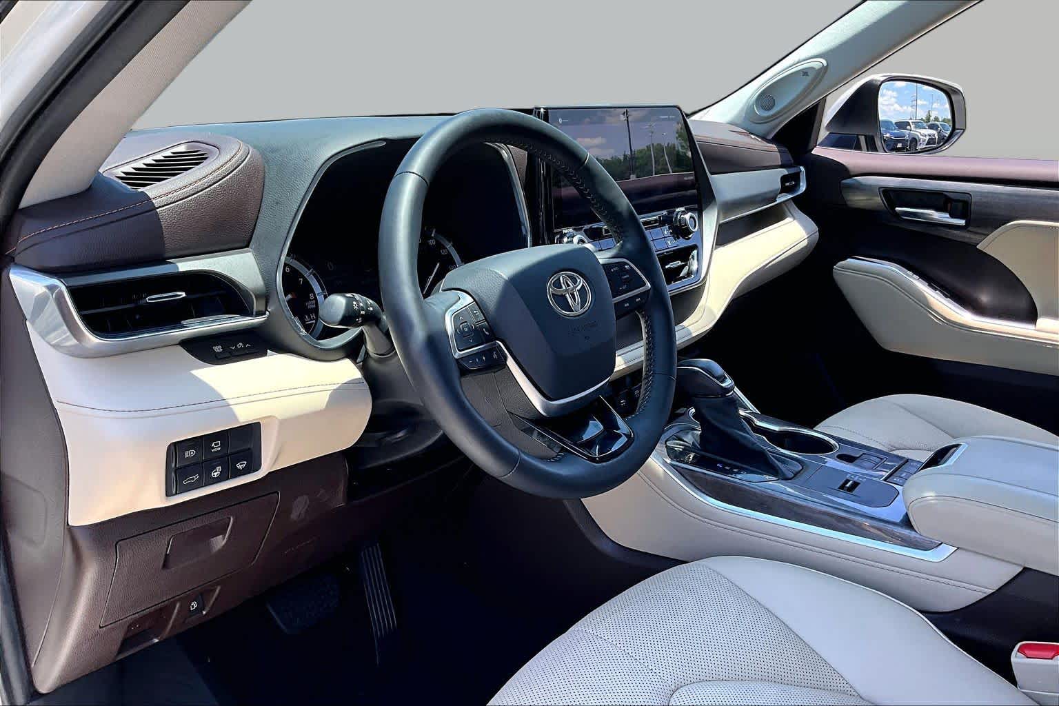 2021 Toyota Highlander Limited Blizzard Pearl at Group 1 Toyota Southwest