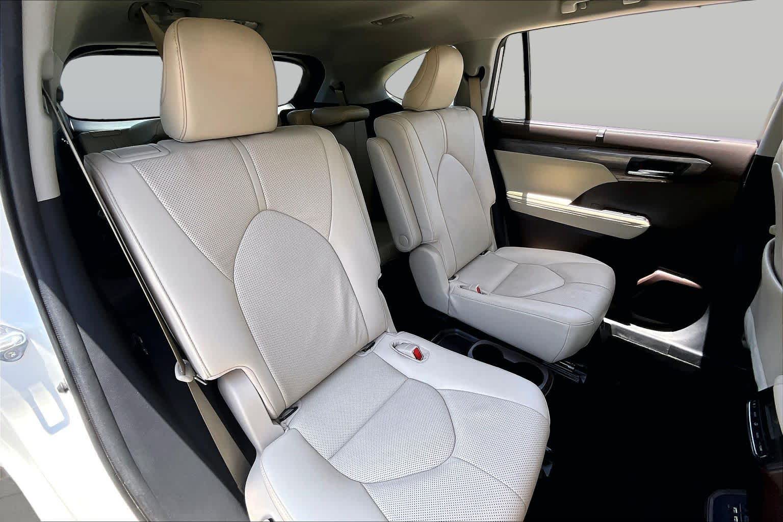 2021 Toyota Highlander Limited Blizzard Pearl at Group 1 Toyota Southwest
