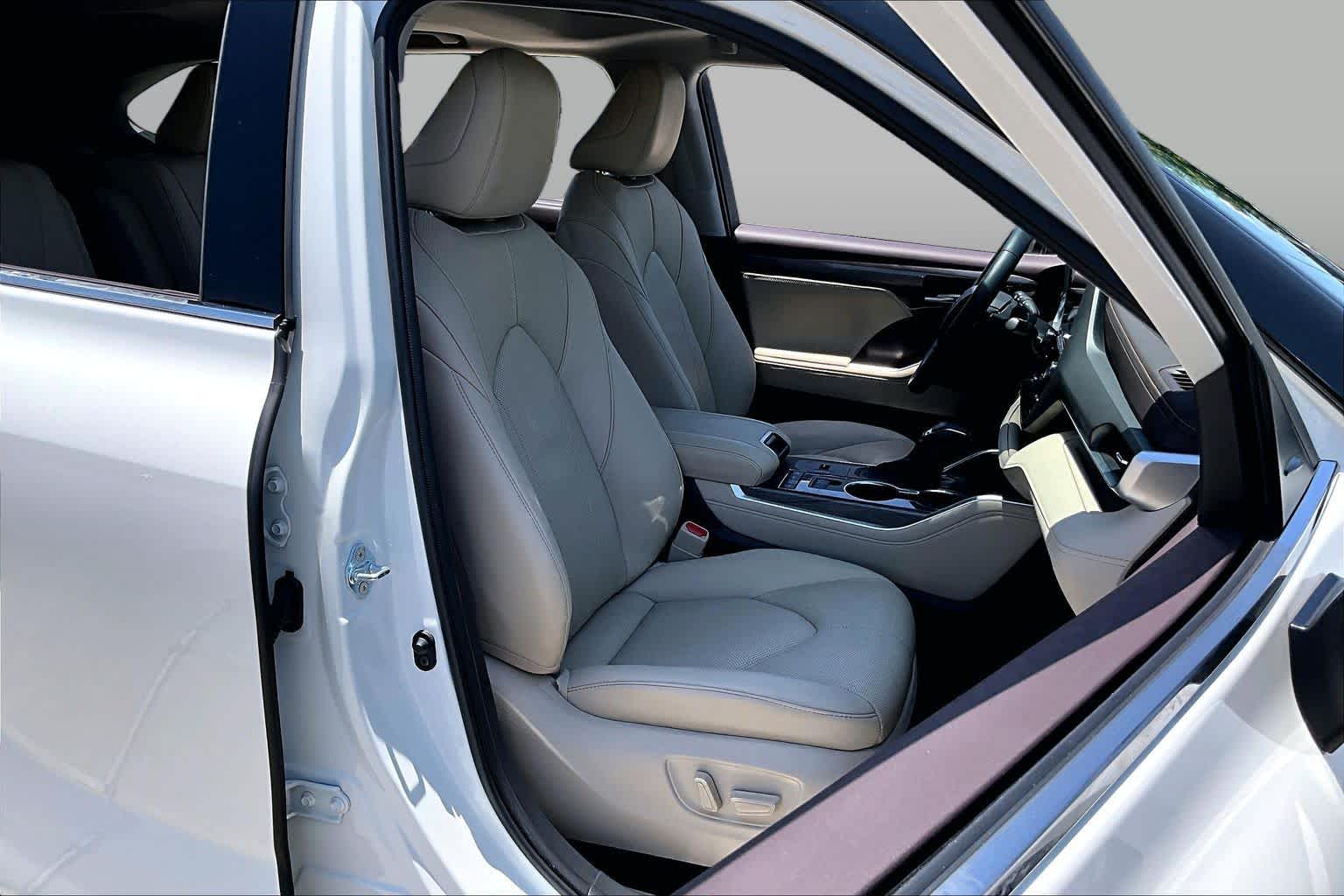 2021 Toyota Highlander Limited Blizzard Pearl at Group 1 Toyota Southwest