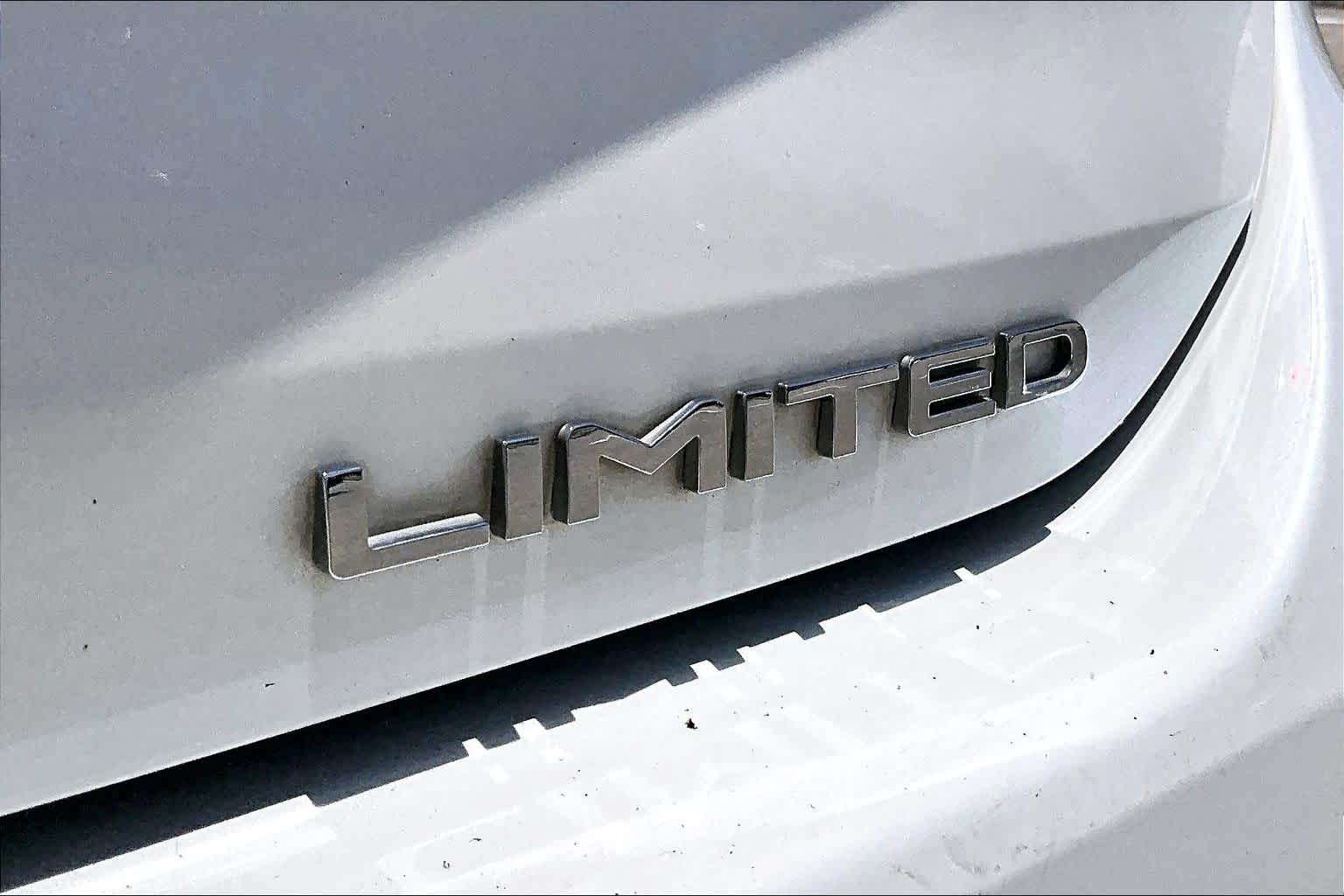 2021 Toyota Highlander Limited Blizzard Pearl at Group 1 Toyota Southwest