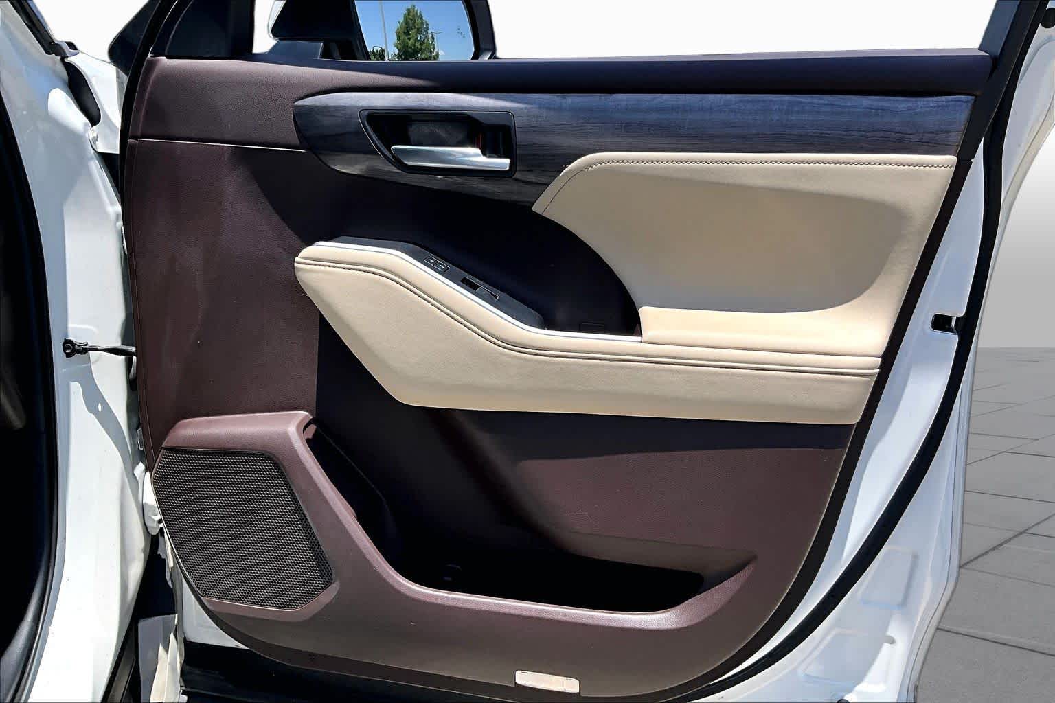 2021 Toyota Highlander Limited Blizzard Pearl at Group 1 Toyota Southwest