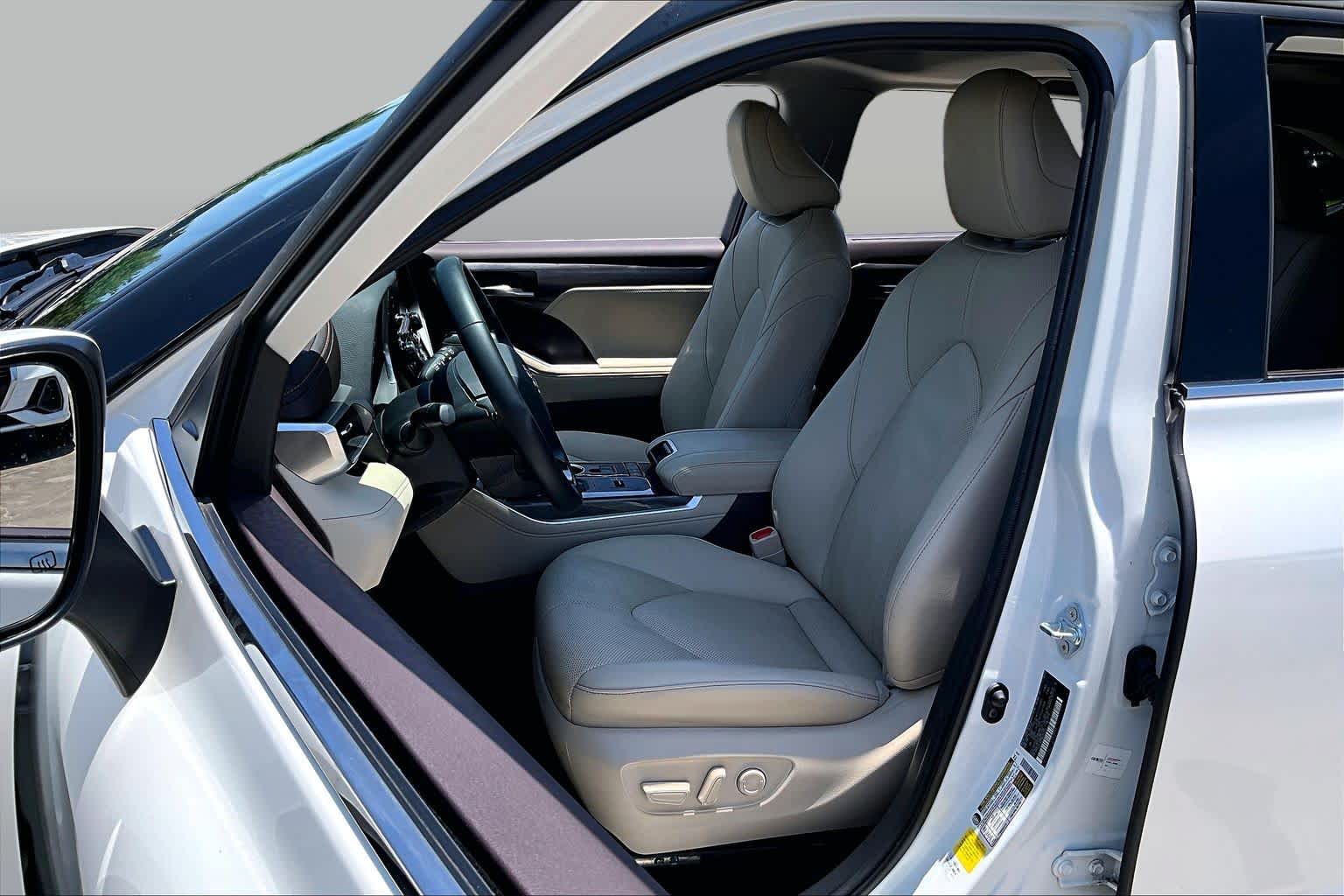 2021 Toyota Highlander Limited Blizzard Pearl at Group 1 Toyota Southwest