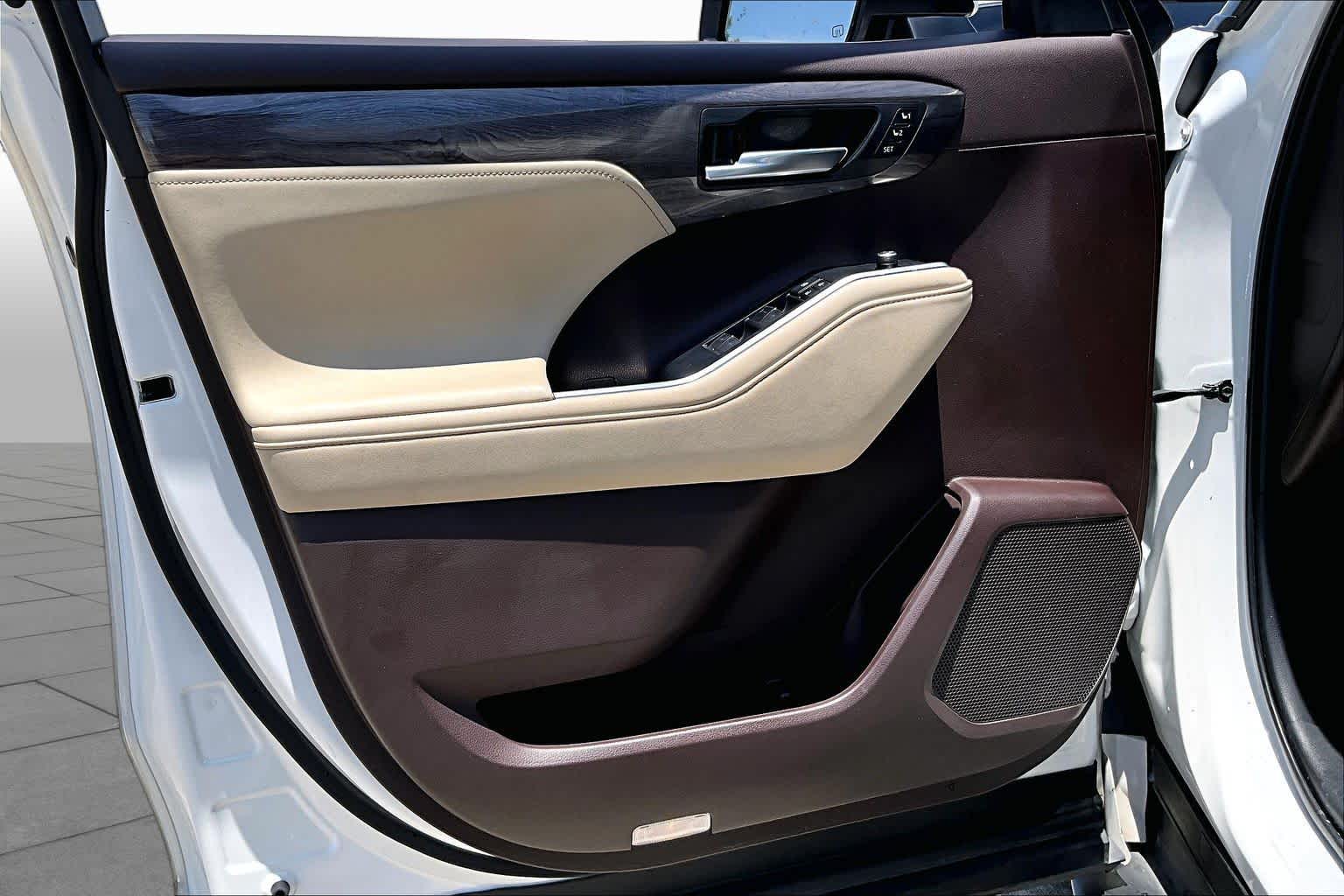 2021 Toyota Highlander Limited Blizzard Pearl at Group 1 Toyota Southwest