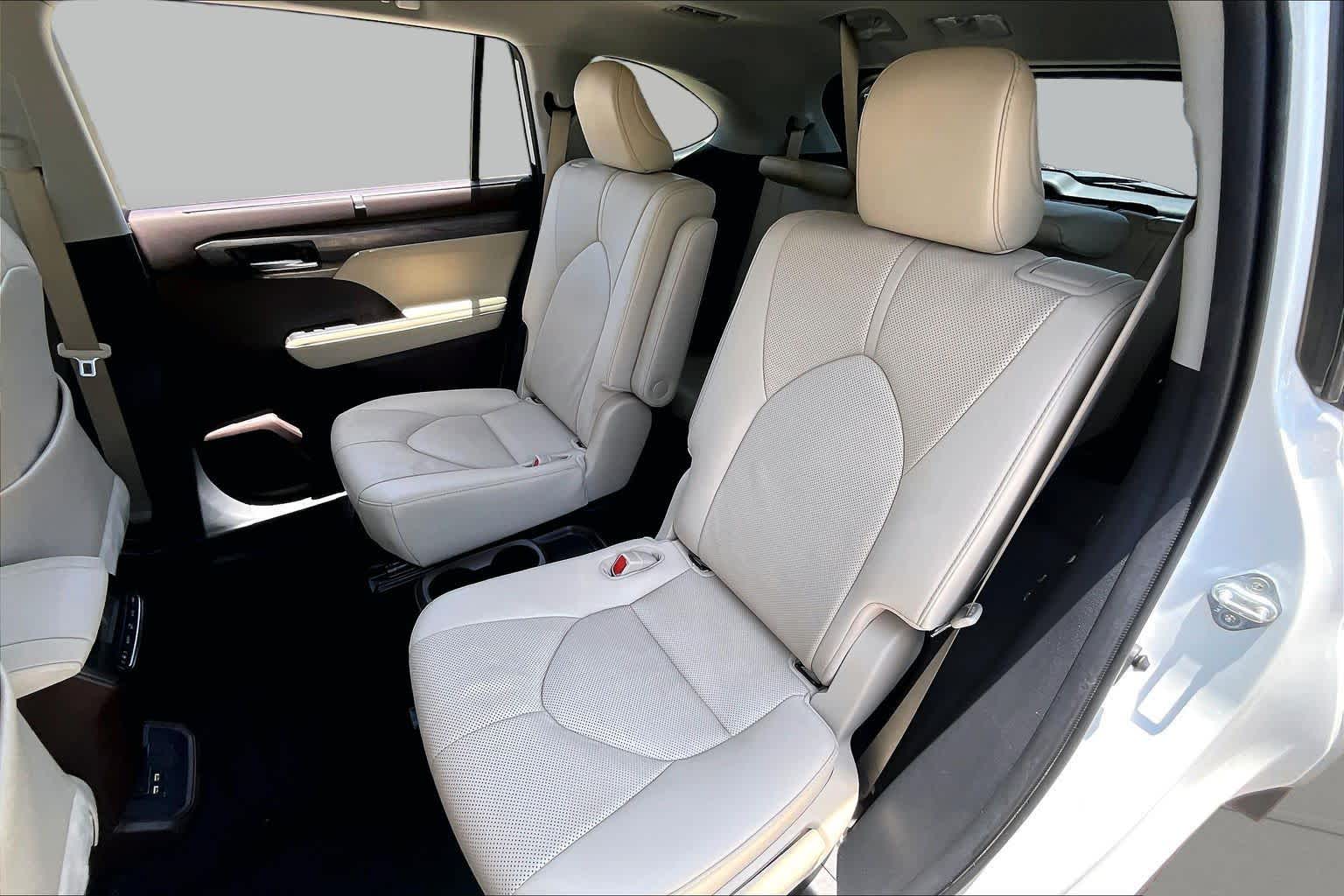 2021 Toyota Highlander Limited Blizzard Pearl at Group 1 Toyota Southwest