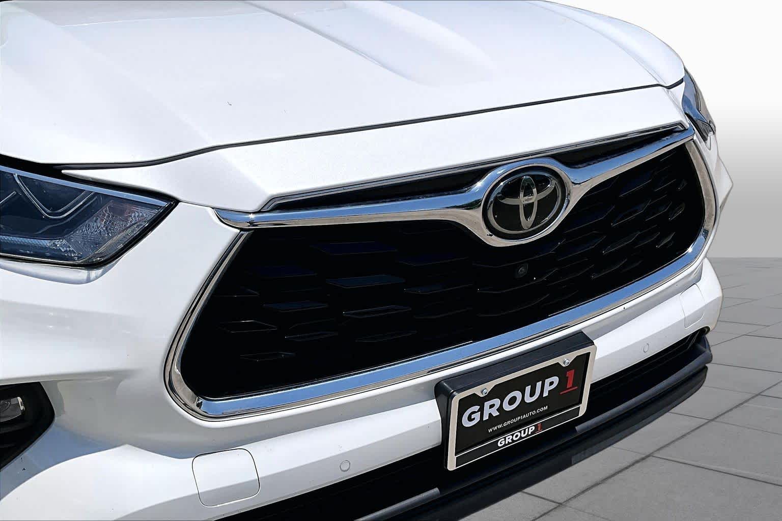 2021 Toyota Highlander Limited Blizzard Pearl at Group 1 Toyota Southwest