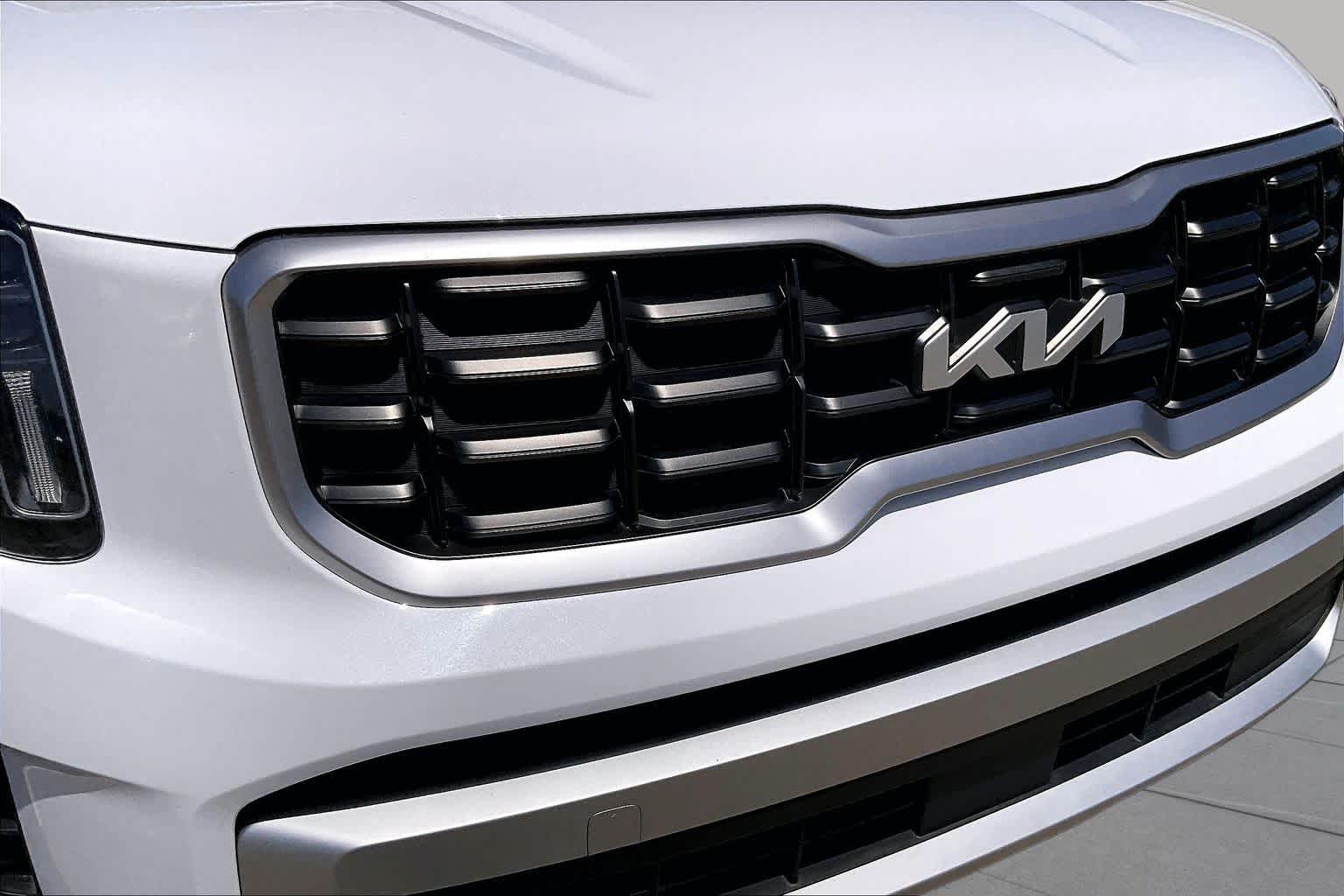 2025 Kia Telluride S Glacial White Pearl at Beck & Masten Kia
