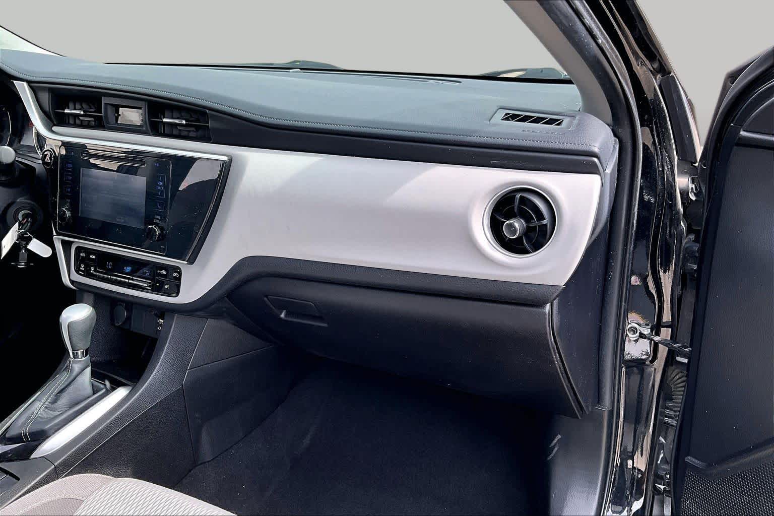 2018 Toyota Corolla photo 17 of 35