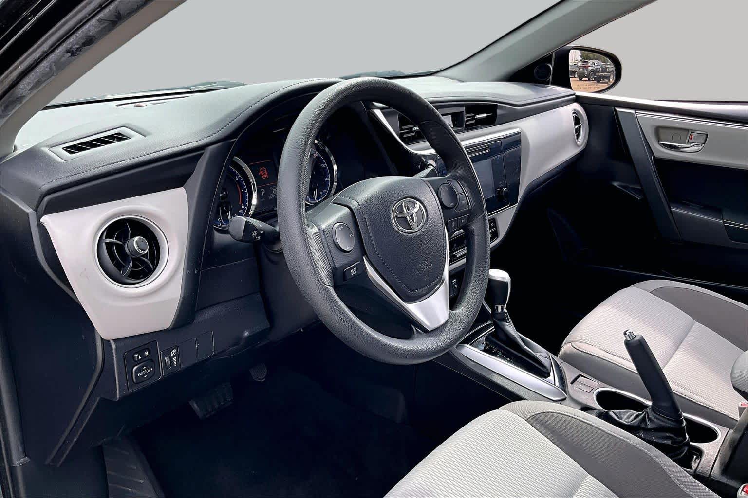 2018 Toyota Corolla photo 16 of 35