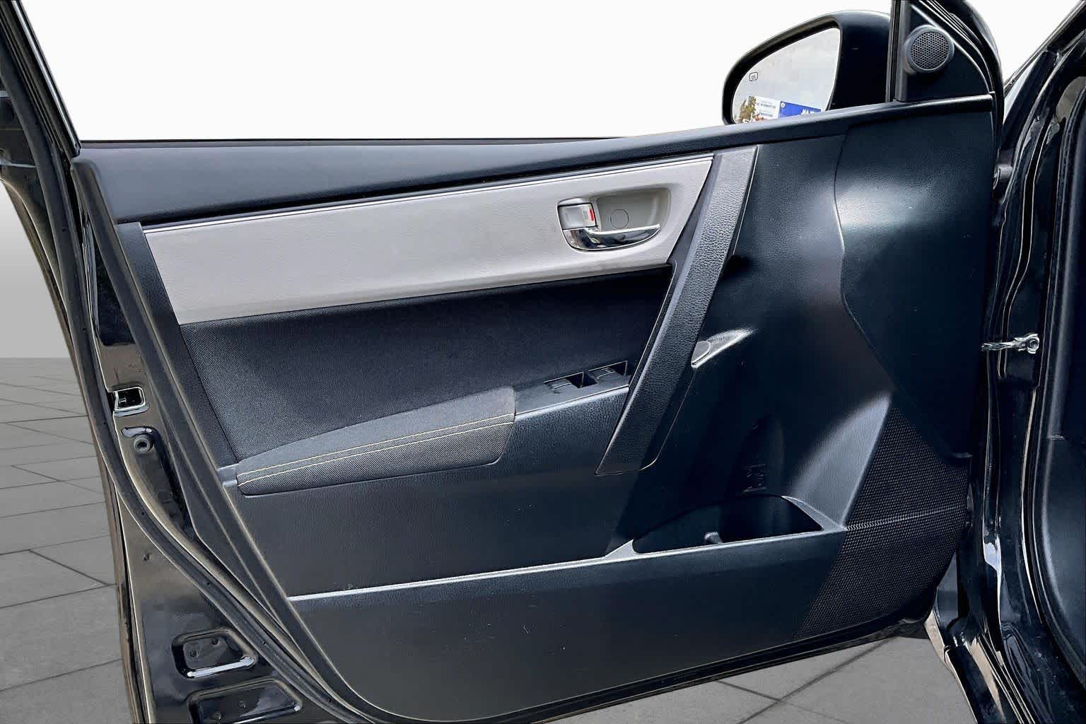 2018 Toyota Corolla photo 20 of 35