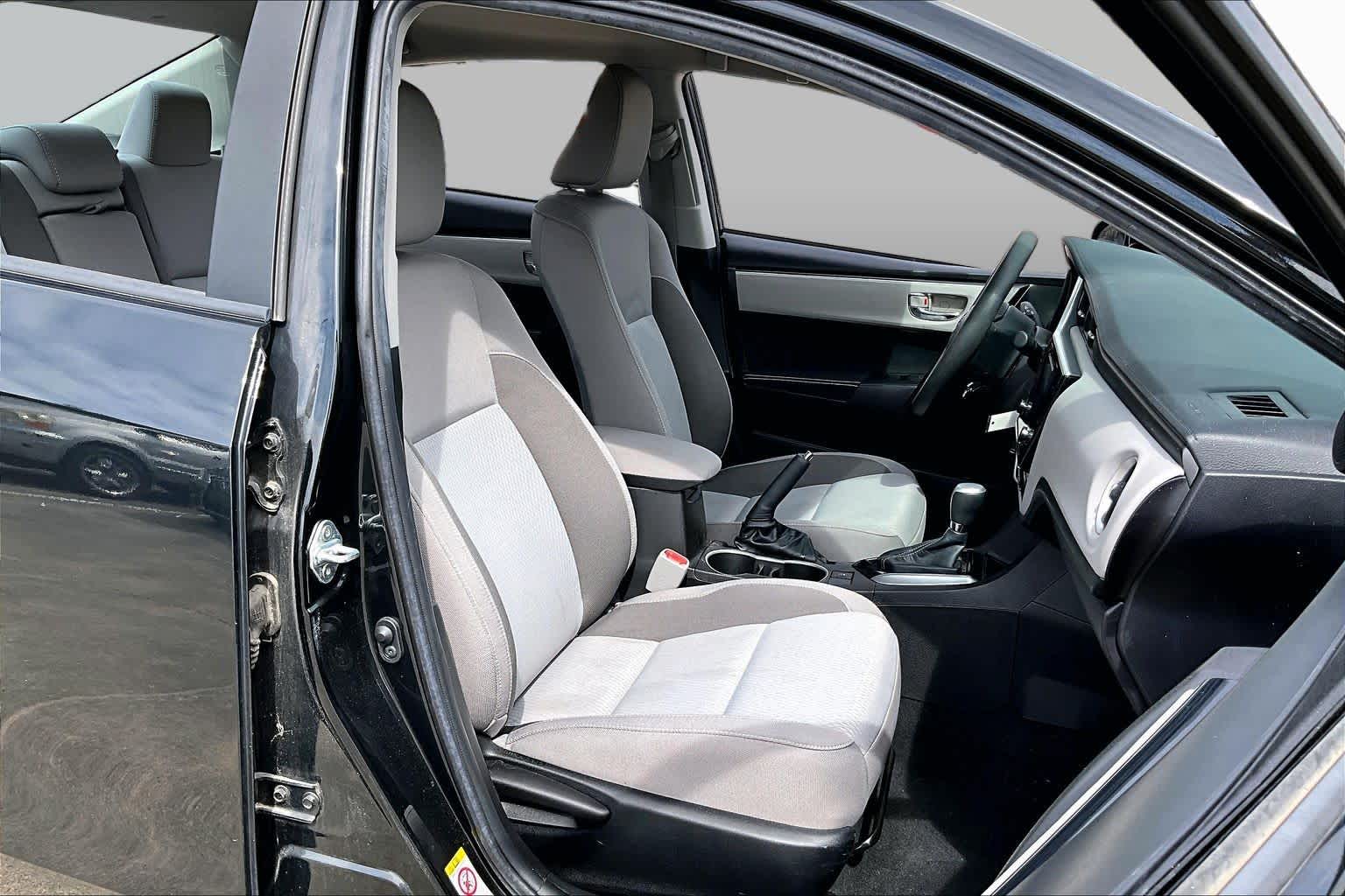 2018 Toyota Corolla photo 8 of 35