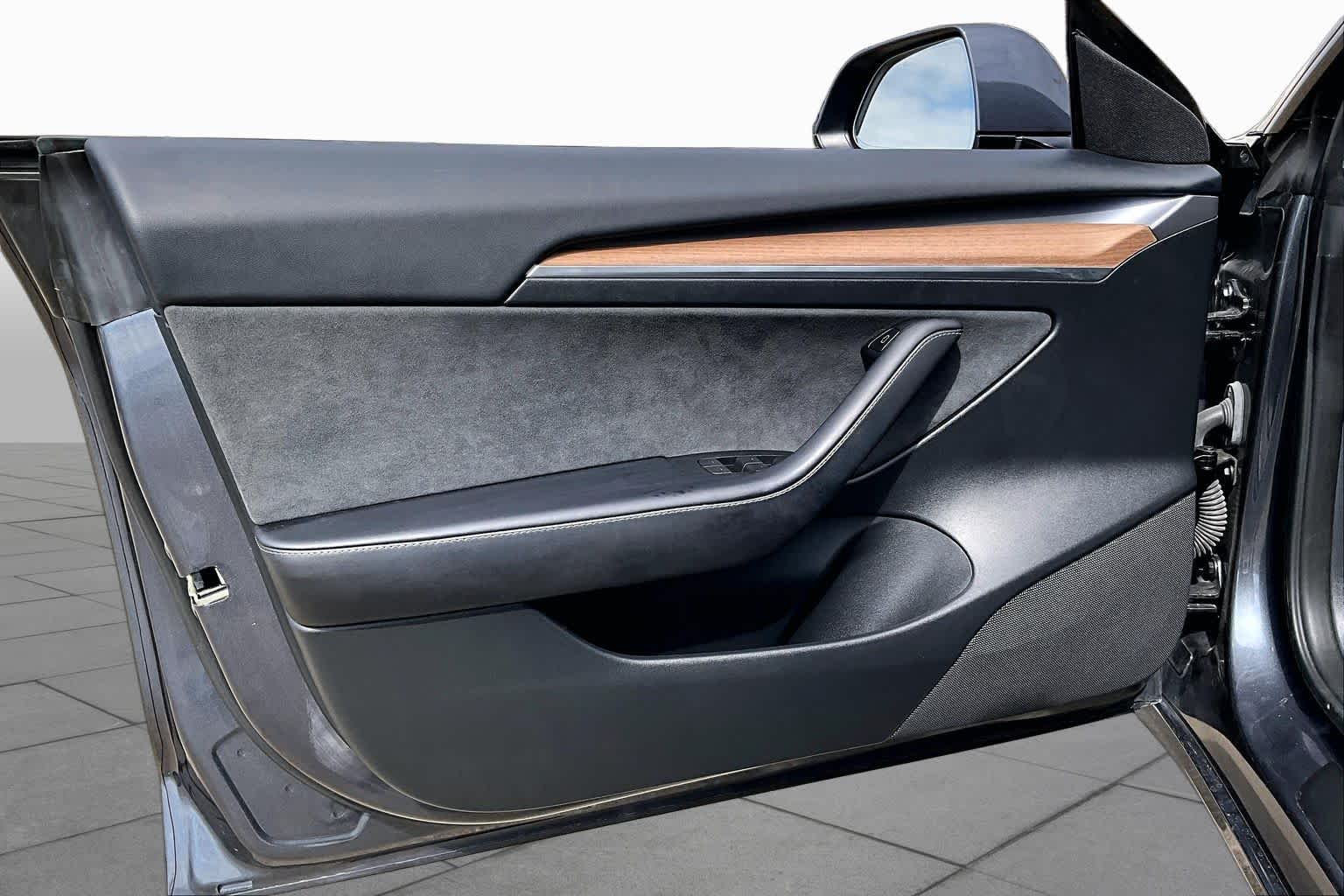 2023 Tesla Model 3 photo 18 of 33
