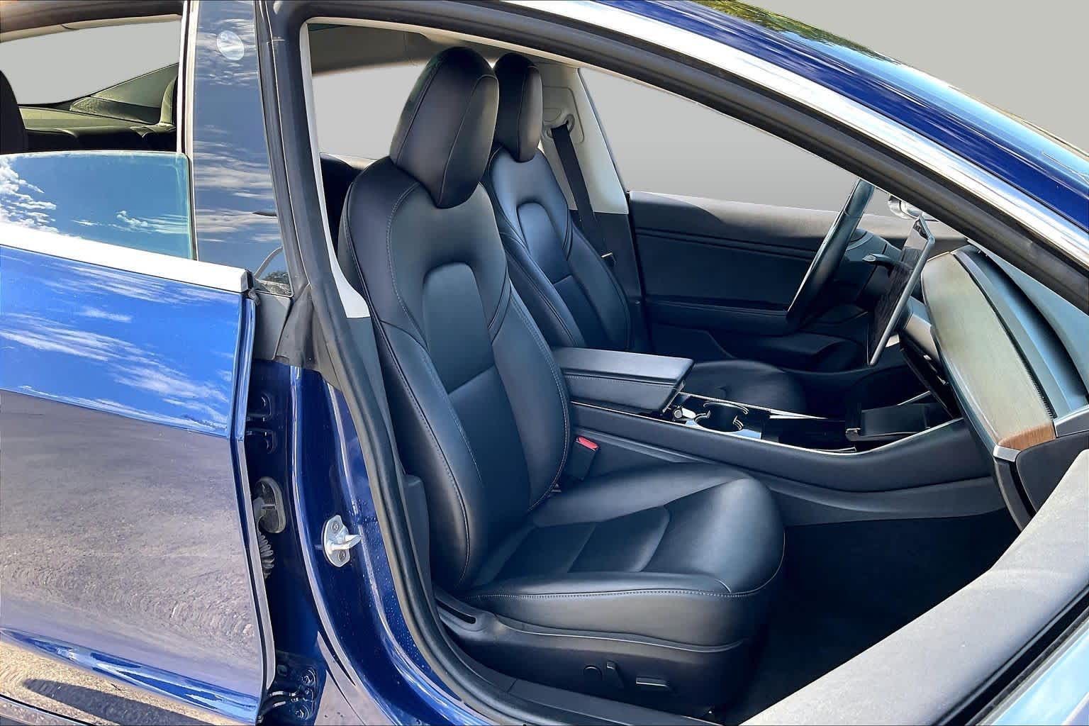 2019 Tesla Model 3 photo 7 of 33